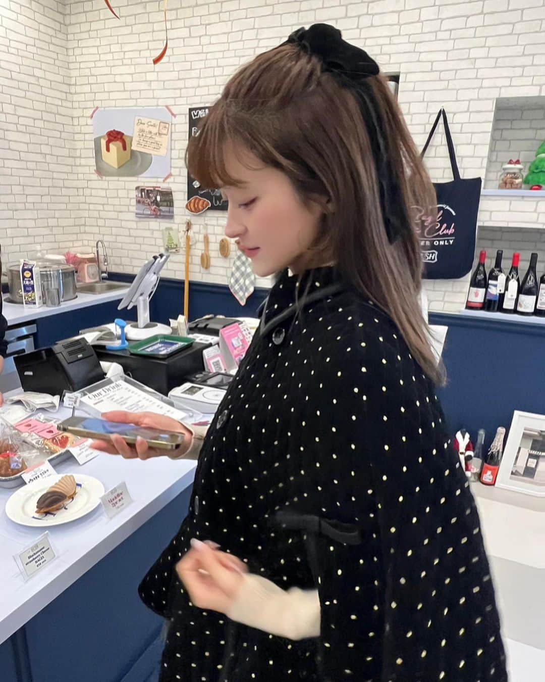のインスタグラム：「📍hush 🧢🧈🪑 知らぬ内に大阪にも新しいカフェが沢山できてて😋高校生みたいな気持ちで調べて、ここかな、どこかなとか言いながらカフェ到着🎄はあーあったまった！美味しかった！🥯😋😋  🪟 @bibiy_official  #BODETTECAPE #PRIMCATKNIT」