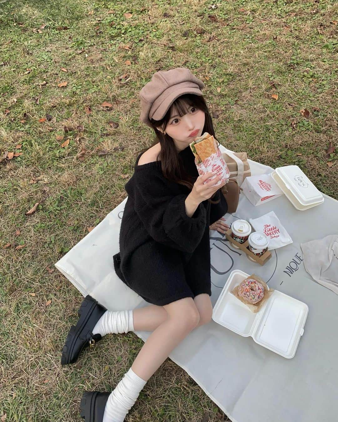 星乃まひろのインスタグラム：「picnic~~ 🧺🍂  one-piece: @rili.shopping  ㅤㅤㅤㅤㅤㅤㅤㅤㅤㅤㅤㅤㅤ ㅤㅤㅤㅤㅤㅤㅤㅤㅤㅤㅤㅤㅤ #ピクニック #picnic #秋ピクニック #代々木公園 #ootd #code」