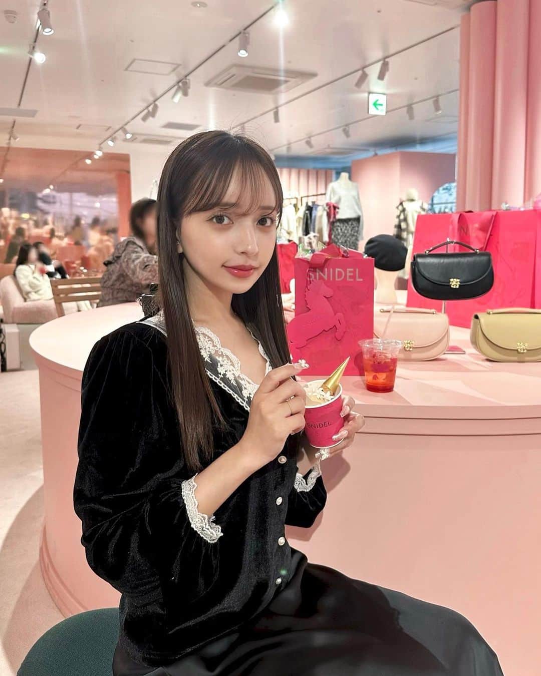 平尾優美花（ゆみちぃ）のインスタグラム：「SNIDELのpopupへ💞 @snidel_official @snidelbeauty  ホリデーコレクションも空間もかわいすぎた…🧁💫  コスメも小物もクリスマスに使えそうで、ギフトにも良さそうだなぁと思った🎅🏻🎁  #PR #SNIDEL #スナイデル #23WinterSNIDEL #snowmagicholiday #POPUP」