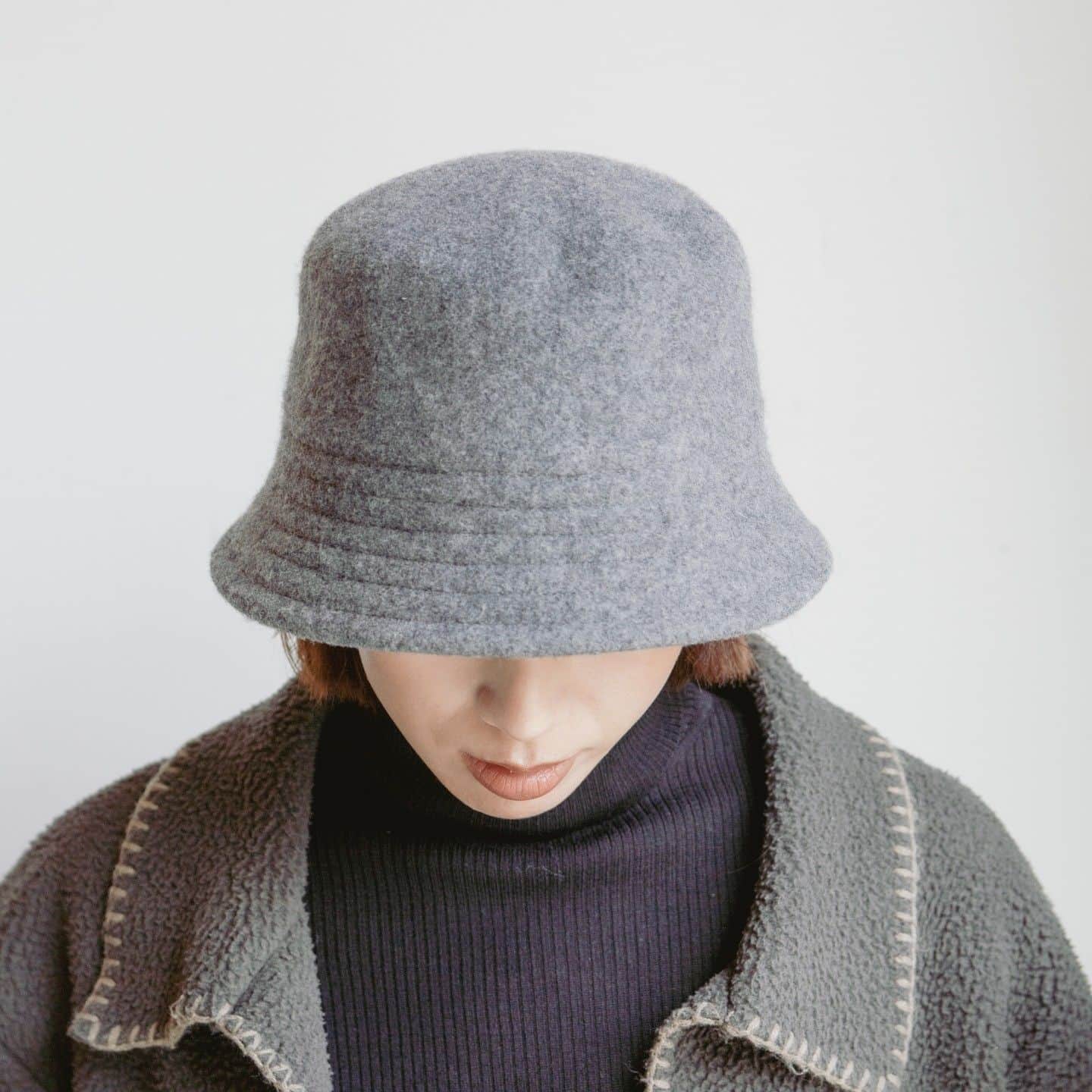 【公式】帽子専門店イチヨンプラス さんのインスタグラム写真 - (【公式】帽子専門店イチヨンプラス Instagram)「14plusjp . つばの角度やこだわりのシルエット。 シンプルなデザインは、どんな服装との相性も間違いなし。 バスク特有の防寒機能とおしゃれ要素を兼ね備えた、万能アイテムです。  そんなバスクシンプルバケハが、今年は新色も登場しました。 ベーシックカラーから、鮮やかな色味が目を引く可愛いカラーまで♪  秋冬のお洒落アイテムに、是非🍂  ▼商品名 #バスクシンプルバケハ ▼商品コード #101979  ¥4200(税込) Color:black,beige,green,green(2),white,charcoal,brown,pink/red,blue,orange,purple  ._______________________________________⠀⠀⠀  商品や色々なシーンに合わせた帽子コーデ、帽子にまつわるHOW TOをお届けしています♪ 最新情報はアカウントをCheck！ 👉@14plusjp . .________________________________________⠀⠀⠀ #イチヨンプラス #帽子 #帽子コーデ #ハット#バケハ#バケハコーデ#秋コーデ#ギフト」11月20日 20時33分 - 14plusjp