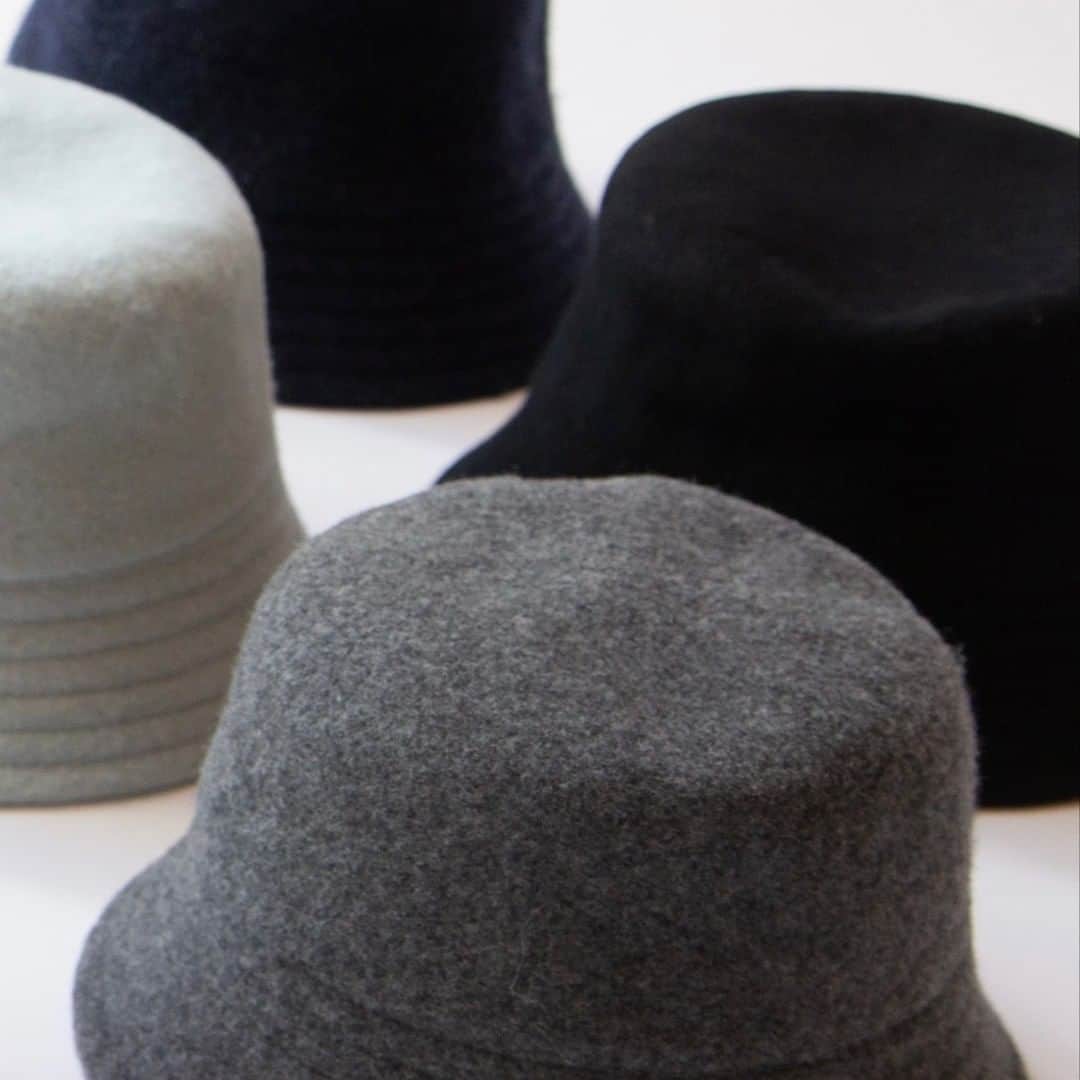 【公式】帽子専門店イチヨンプラス さんのインスタグラム写真 - (【公式】帽子専門店イチヨンプラス Instagram)「14plusjp . つばの角度やこだわりのシルエット。 シンプルなデザインは、どんな服装との相性も間違いなし。 バスク特有の防寒機能とおしゃれ要素を兼ね備えた、万能アイテムです。  そんなバスクシンプルバケハが、今年は新色も登場しました。 ベーシックカラーから、鮮やかな色味が目を引く可愛いカラーまで♪  秋冬のお洒落アイテムに、是非🍂  ▼商品名 #バスクシンプルバケハ ▼商品コード #101979  ¥4200(税込) Color:black,beige,green,green(2),white,charcoal,brown,pink/red,blue,orange,purple  ._______________________________________⠀⠀⠀  商品や色々なシーンに合わせた帽子コーデ、帽子にまつわるHOW TOをお届けしています♪ 最新情報はアカウントをCheck！ 👉@14plusjp . .________________________________________⠀⠀⠀ #イチヨンプラス #帽子 #帽子コーデ #ハット#バケハ#バケハコーデ#秋コーデ#ギフト」11月20日 20時33分 - 14plusjp