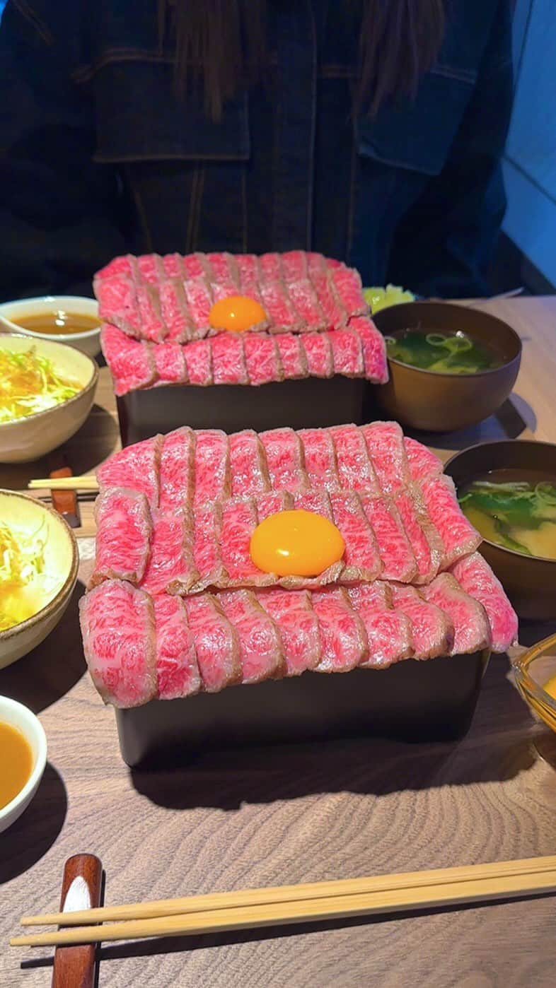 ゆうとグルメのインスタグラム：「🥩渋谷ランチでおすすめのこぼれ生ステーキ重🥩 ㅤㅤㅤㅤㅤㅤㅤㅤㅤㅤㅤㅤㅤ 渋谷にあるスタンドヒロキさん(@stand_hiroki)の 「こぼれ生ステーキ重」2500円 ㅤㅤㅤㅤㅤㅤㅤㅤㅤㅤㅤㅤㅤ 渋谷駅から徒歩8分のところにあるスタンドヒロキさんは、新鮮なユッケやお肉料理をリーズナブルに楽しめるお店！ ㅤㅤㅤㅤㅤㅤㅤㅤㅤ 今回はランチ30食限定の生ステーキ重を注文🍚🥩 ㅤㅤㅤㅤㅤㅤㅤㅤㅤㅤㅤㅤㅤ これはこだわりの和牛レアステーキ200gをごはん350gの上にみっちり敷き詰めたボリューム満点の贅沢ランチ！ ㅤㅤㅤㅤㅤㅤㅤㅤㅤㅤㅤㅤㅤ 仕上げにお肉に卵黄をのせてお味噌汁とミニサラダ、後がけ用ガーリックバターソースがセットになって提供されます！ ㅤㅤㅤㅤㅤㅤㅤㅤㅤㅤㅤㅤㅤㅤㅤㅤㅤㅤㅤㅤㅤㅤㅤㅤㅤㅤ たっぷり贅沢に盛られたレアステーキはかなり柔らかくて噛む度に旨みが溢れるくらいおいしくて一口食べればお肉使ってるのが分かるレベル🤤🤤 ㅤㅤㅤㅤㅤㅤㅤㅤㅤㅤㅤㅤㅤ セットのガーリックバターソースをかけたり、追加トッピングの追い卵黄やネギ塩と一緒に食べたりと味変もバリエーション豊富に楽しめるのも嬉しいポイント！ ㅤㅤㅤㅤㅤㅤㅤㅤㅤㅤㅤㅤㅤ このクオリティのお肉を使ってこのボリュームで2500円は数多くある渋谷ランチの中でも特にコスパ良いと思う！ ㅤㅤㅤㅤㅤㅤㅤㅤㅤㅤㅤㅤㅤㅤㅤㅤㅤㅤㅤㅤㅤㅤㅤㅤㅤ 1日30食限定だから気になる人はできる限り早めのオープン時間付近を狙ってお店に行ってみて！！ ㅤㅤㅤㅤㅤㅤㅤㅤㅤㅤㅤㅤㅤ おすすめ！！ ㅤㅤㅤㅤㅤㅤㅤㅤㅤㅤㅤㅤㅤ —————————————— 📍東京都渋谷区宇田川町34-6 M&Iビル 1F ⏰12:00〜無くなり次第終了 🛌定休日なし 🚃渋谷駅から徒歩8分 —————————————— #東京グルメ #東京ランチ #渋谷グルメ #渋谷ランチ #スタンドヒロキ #レアステーキ #焼肉 #tokyo #japan   #渋谷 #東京観光 #東京旅行 #東京 #東京カフェ #カフェ好きな人と繋がりたい #ごはん記録 #japantravel #japantrip #instafood #japanesefood #egg #eggs #meat」