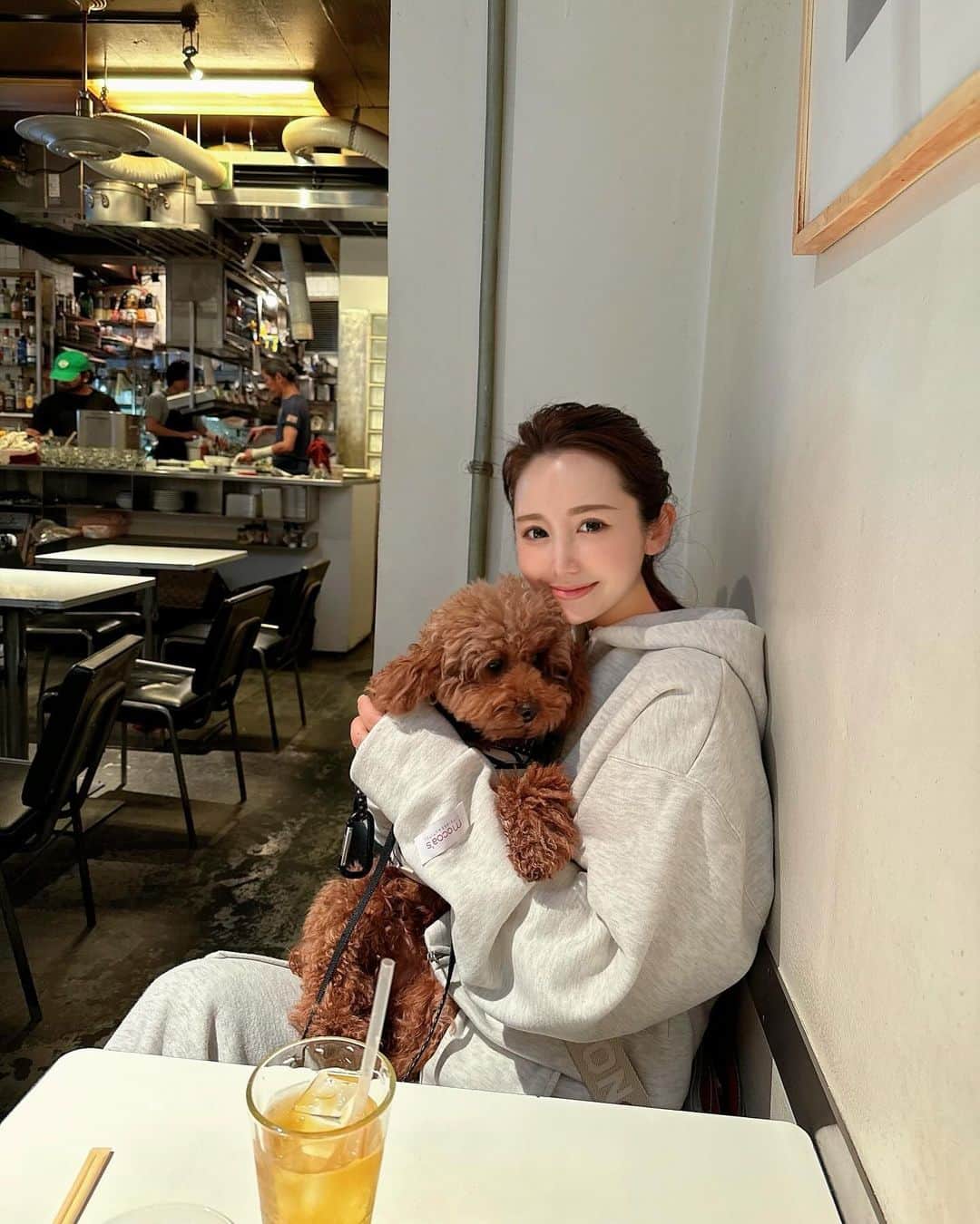 桃華絵里のインスタグラム：「中国へ行く前の写真🇯🇵🤍  出張中は 家族に溺愛してもらっています🐻🐻‍❄️♡感謝  モコちゃん 毛が伸びてモフモフ感たっぷり♪  早く会いたいな🫶🏻  日本は寒いですか？  こちら 昼間はTシャツでも過ごせる気温です🫡🇨🇳  #保護犬を家族に  #ずっとの家族  #繁殖犬だった子」