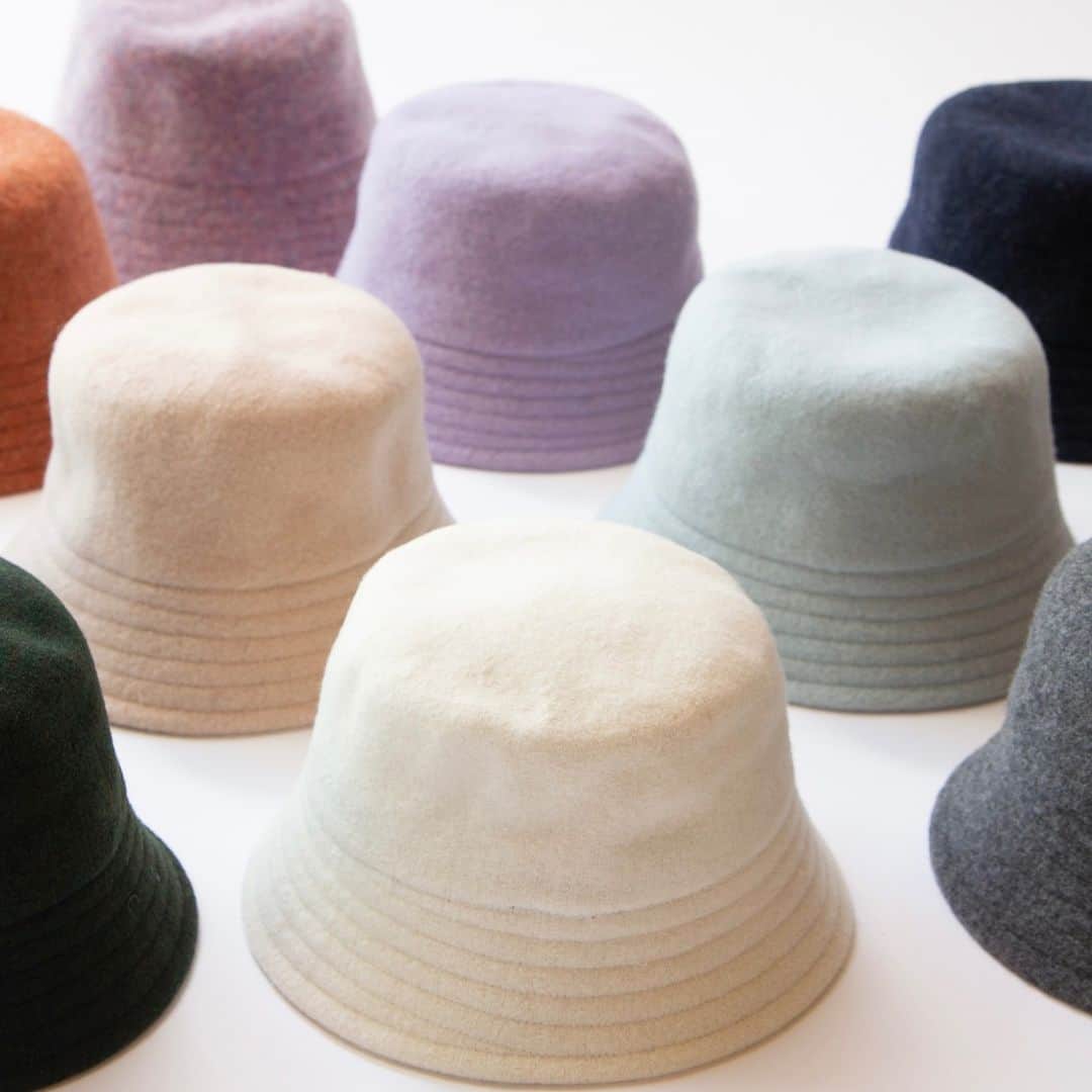 【公式】帽子専門店イチヨンプラス さんのインスタグラム写真 - (【公式】帽子専門店イチヨンプラス Instagram)「14plusjp . つばの角度やこだわりのシルエット。 シンプルなデザインは、どんな服装との相性も間違いなし。 バスク特有の防寒機能とおしゃれ要素を兼ね備えた、万能アイテムです。  そんなバスクシンプルバケハが、今年は新色も登場しました。 ベーシックカラーから、鮮やかな色味が目を引く可愛いカラーまで♪  秋冬のお洒落アイテムに、是非🍂  ▼商品名 #バスクシンプルバケハ ▼商品コード #101979  ¥4200(税込) Color:black,beige,green,green(2),white,charcoal,brown,pink/red,blue,orange,purple  ._______________________________________⠀⠀⠀  商品や色々なシーンに合わせた帽子コーデ、帽子にまつわるHOW TOをお届けしています♪ 最新情報はアカウントをCheck！ 👉@14plusjp . .________________________________________⠀⠀⠀ #イチヨンプラス #帽子 #帽子コーデ #ハット#バケハ#バケハコーデ#秋コーデ#ギフト」11月20日 20時36分 - 14plusjp