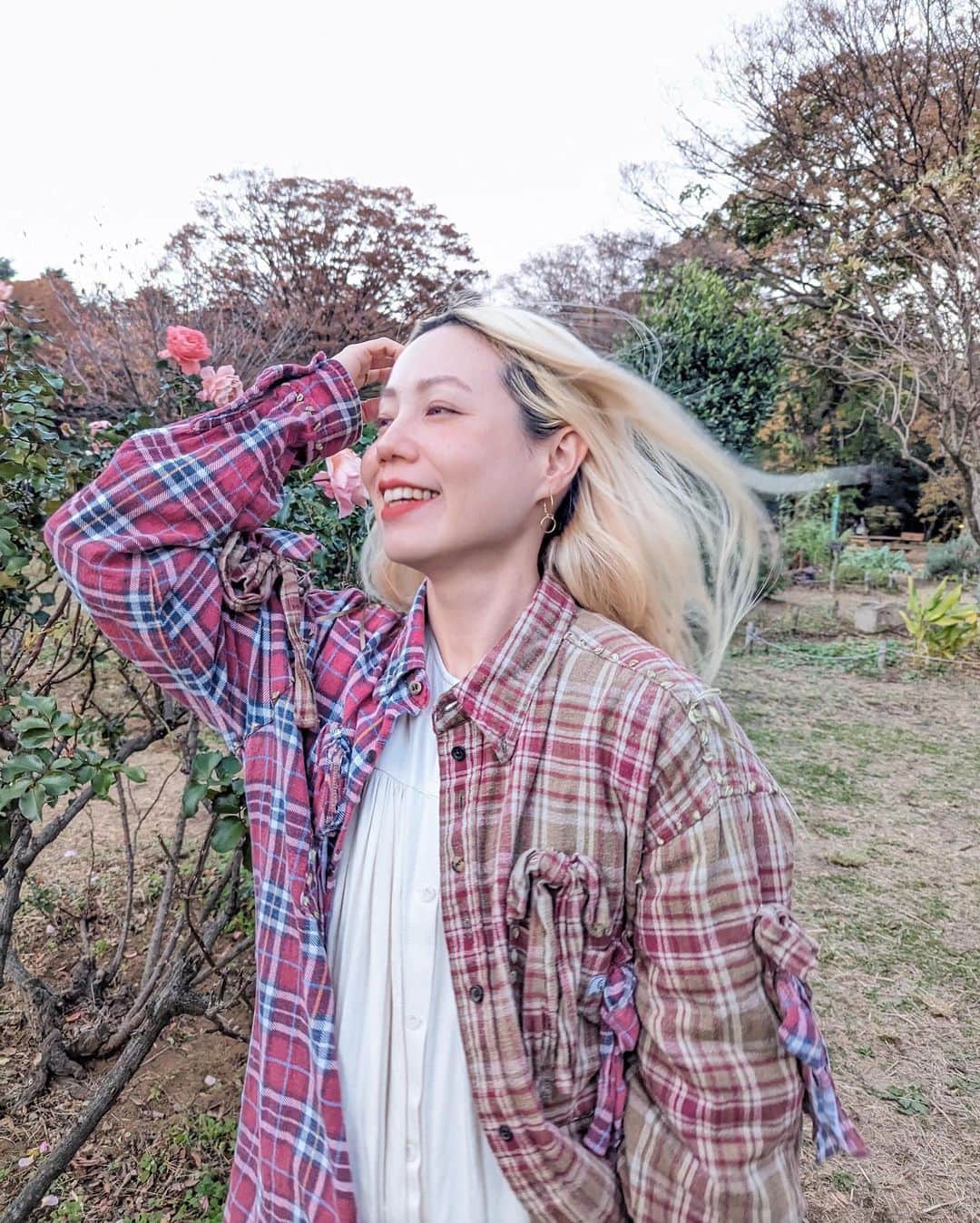 佐々木茜さんのインスタグラム写真 - (佐々木茜Instagram)「. . 記憶、というものについてここ1ヶ月くらいよく考えていたら、 忘れようとしていたことも、忘れたくなかったはずなのに忘れてしまったものも、たくさんよみがえってきてくれて(もしくはよみがえりやがって！) なんだかひとりでタイムマシンで行ったり来たりしている気分です。  この写真で着ているネルシャツは、大切な思い出が5年前からどんどん蓄積されていてそれはそれは大事に着ているのですが、やっと「しっくり」着れるようになったのはここ最近な気がします。  「ネルシャツ」ってすごくハードルが高いものだったんです。 10代のはじめによく読んでいた山本文緒さんの「みんないってしまう」という短編集に「裸にネルのシャツ」という話が入っていて、ガキだった私は着古したネルシャツというものにすごく憧れました。あと、大人の定義もよくわかっていなかったけれど、大人の女性が流す涙や強さというものにもすごく憧れました。  その後、スヌープ(🐕)とかカート(🎸)とかキング(IWGP)とか、憧れのファッションアイコンがそれはそれはかっこよく着ているのを見て、自分ではやっぱりそんな風に着こなせなくてネルシャツは憧れのままだったんです。  そして、今年、というか最近、👻がこのネルシャツを着ていて、結婚生活10年もすぎるとシェアする服も増えてきたのですが、リボンがたくさんついた服には手を出さなかった👻が、ついに！このリボンたっぷりのネルシャツを着ていて。紺色のジャージパンツに合わせて。 「去年この格好してたのかわいかったから、真似した」って。  ちょうど記憶についてぐるぐる考えていた日々だったので、なんだかとても嬉しかったんです。 人と記憶を共有していけるということ、 物に記憶が蓄積されていくということ、 記憶が人の新しい扉を開けてくれるということ、 全部嬉しくてなんか、やっと、あの「裸にネルのシャツ」で憧れ恋焦がれたネルシャツに手が届いたような気がしました。自分の気持ちのうえで。  今年に入って自分の考えをSNSに書く、ということに対してかなりセンシティブになっていたのですが、こうやってたまに勢いで書くのもいいかなぁと思いました。(楽しかった)  あ、4枚目の写真はみんなの足元がかわいくて撮りました📸  だらだらと書いてしまったのでこの長文を読むのが面倒だというかたへ、伝えたいことを3つにまとめます  ・keisuke kandaのオンライン発表会見てね🐘  ・山本文緒さんを久々に読み返したら胸がいっぱいなのでぜひ📖  ・急に寒くなってきたので皆さん、風邪ひかないでね😷  そんな感じです〜 🐘📕🎀🐕🥀  #keisukekanda #ケイスケカンダ」11月20日 20時36分 - akane_madder2