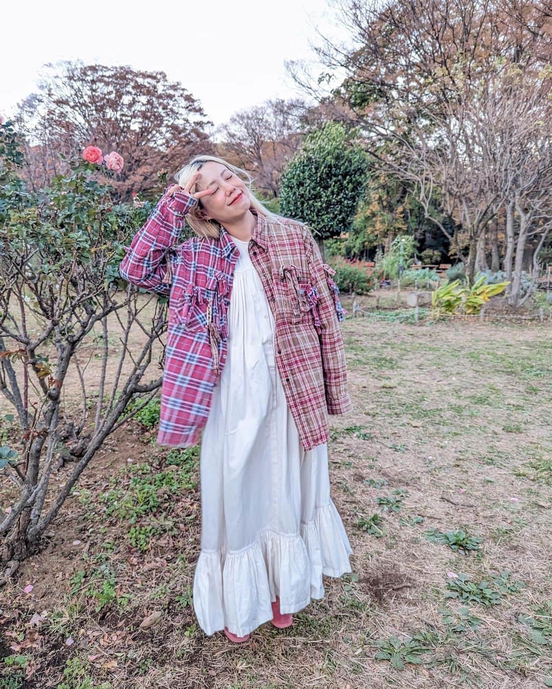 佐々木茜さんのインスタグラム写真 - (佐々木茜Instagram)「. . 記憶、というものについてここ1ヶ月くらいよく考えていたら、 忘れようとしていたことも、忘れたくなかったはずなのに忘れてしまったものも、たくさんよみがえってきてくれて(もしくはよみがえりやがって！) なんだかひとりでタイムマシンで行ったり来たりしている気分です。  この写真で着ているネルシャツは、大切な思い出が5年前からどんどん蓄積されていてそれはそれは大事に着ているのですが、やっと「しっくり」着れるようになったのはここ最近な気がします。  「ネルシャツ」ってすごくハードルが高いものだったんです。 10代のはじめによく読んでいた山本文緒さんの「みんないってしまう」という短編集に「裸にネルのシャツ」という話が入っていて、ガキだった私は着古したネルシャツというものにすごく憧れました。あと、大人の定義もよくわかっていなかったけれど、大人の女性が流す涙や強さというものにもすごく憧れました。  その後、スヌープ(🐕)とかカート(🎸)とかキング(IWGP)とか、憧れのファッションアイコンがそれはそれはかっこよく着ているのを見て、自分ではやっぱりそんな風に着こなせなくてネルシャツは憧れのままだったんです。  そして、今年、というか最近、👻がこのネルシャツを着ていて、結婚生活10年もすぎるとシェアする服も増えてきたのですが、リボンがたくさんついた服には手を出さなかった👻が、ついに！このリボンたっぷりのネルシャツを着ていて。紺色のジャージパンツに合わせて。 「去年この格好してたのかわいかったから、真似した」って。  ちょうど記憶についてぐるぐる考えていた日々だったので、なんだかとても嬉しかったんです。 人と記憶を共有していけるということ、 物に記憶が蓄積されていくということ、 記憶が人の新しい扉を開けてくれるということ、 全部嬉しくてなんか、やっと、あの「裸にネルのシャツ」で憧れ恋焦がれたネルシャツに手が届いたような気がしました。自分の気持ちのうえで。  今年に入って自分の考えをSNSに書く、ということに対してかなりセンシティブになっていたのですが、こうやってたまに勢いで書くのもいいかなぁと思いました。(楽しかった)  あ、4枚目の写真はみんなの足元がかわいくて撮りました📸  だらだらと書いてしまったのでこの長文を読むのが面倒だというかたへ、伝えたいことを3つにまとめます  ・keisuke kandaのオンライン発表会見てね🐘  ・山本文緒さんを久々に読み返したら胸がいっぱいなのでぜひ📖  ・急に寒くなってきたので皆さん、風邪ひかないでね😷  そんな感じです〜 🐘📕🎀🐕🥀  #keisukekanda #ケイスケカンダ」11月20日 20時36分 - akane_madder2