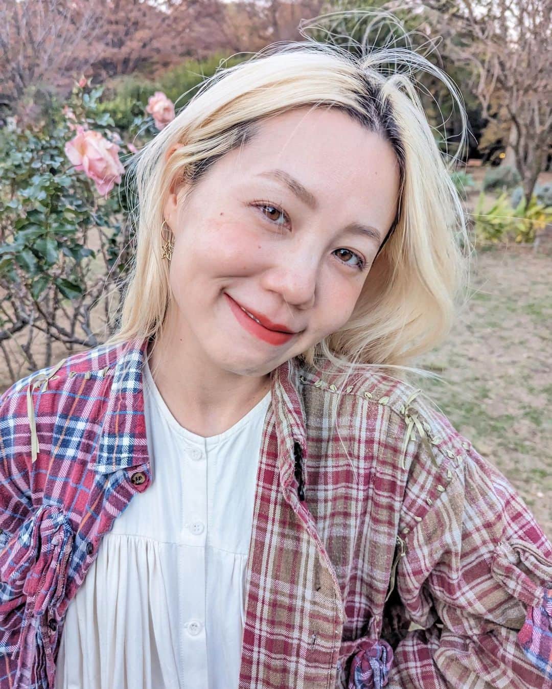 佐々木茜さんのインスタグラム写真 - (佐々木茜Instagram)「. . 記憶、というものについてここ1ヶ月くらいよく考えていたら、 忘れようとしていたことも、忘れたくなかったはずなのに忘れてしまったものも、たくさんよみがえってきてくれて(もしくはよみがえりやがって！) なんだかひとりでタイムマシンで行ったり来たりしている気分です。  この写真で着ているネルシャツは、大切な思い出が5年前からどんどん蓄積されていてそれはそれは大事に着ているのですが、やっと「しっくり」着れるようになったのはここ最近な気がします。  「ネルシャツ」ってすごくハードルが高いものだったんです。 10代のはじめによく読んでいた山本文緒さんの「みんないってしまう」という短編集に「裸にネルのシャツ」という話が入っていて、ガキだった私は着古したネルシャツというものにすごく憧れました。あと、大人の定義もよくわかっていなかったけれど、大人の女性が流す涙や強さというものにもすごく憧れました。  その後、スヌープ(🐕)とかカート(🎸)とかキング(IWGP)とか、憧れのファッションアイコンがそれはそれはかっこよく着ているのを見て、自分ではやっぱりそんな風に着こなせなくてネルシャツは憧れのままだったんです。  そして、今年、というか最近、👻がこのネルシャツを着ていて、結婚生活10年もすぎるとシェアする服も増えてきたのですが、リボンがたくさんついた服には手を出さなかった👻が、ついに！このリボンたっぷりのネルシャツを着ていて。紺色のジャージパンツに合わせて。 「去年この格好してたのかわいかったから、真似した」って。  ちょうど記憶についてぐるぐる考えていた日々だったので、なんだかとても嬉しかったんです。 人と記憶を共有していけるということ、 物に記憶が蓄積されていくということ、 記憶が人の新しい扉を開けてくれるということ、 全部嬉しくてなんか、やっと、あの「裸にネルのシャツ」で憧れ恋焦がれたネルシャツに手が届いたような気がしました。自分の気持ちのうえで。  今年に入って自分の考えをSNSに書く、ということに対してかなりセンシティブになっていたのですが、こうやってたまに勢いで書くのもいいかなぁと思いました。(楽しかった)  あ、4枚目の写真はみんなの足元がかわいくて撮りました📸  だらだらと書いてしまったのでこの長文を読むのが面倒だというかたへ、伝えたいことを3つにまとめます  ・keisuke kandaのオンライン発表会見てね🐘  ・山本文緒さんを久々に読み返したら胸がいっぱいなのでぜひ📖  ・急に寒くなってきたので皆さん、風邪ひかないでね😷  そんな感じです〜 🐘📕🎀🐕🥀  #keisukekanda #ケイスケカンダ」11月20日 20時36分 - akane_madder2