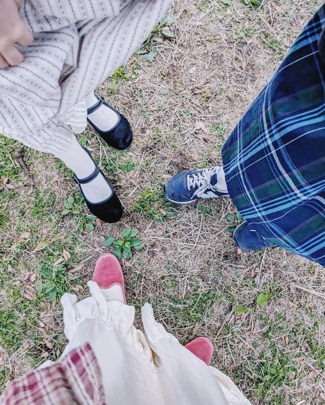 佐々木茜さんのインスタグラム写真 - (佐々木茜Instagram)「. . 記憶、というものについてここ1ヶ月くらいよく考えていたら、 忘れようとしていたことも、忘れたくなかったはずなのに忘れてしまったものも、たくさんよみがえってきてくれて(もしくはよみがえりやがって！) なんだかひとりでタイムマシンで行ったり来たりしている気分です。  この写真で着ているネルシャツは、大切な思い出が5年前からどんどん蓄積されていてそれはそれは大事に着ているのですが、やっと「しっくり」着れるようになったのはここ最近な気がします。  「ネルシャツ」ってすごくハードルが高いものだったんです。 10代のはじめによく読んでいた山本文緒さんの「みんないってしまう」という短編集に「裸にネルのシャツ」という話が入っていて、ガキだった私は着古したネルシャツというものにすごく憧れました。あと、大人の定義もよくわかっていなかったけれど、大人の女性が流す涙や強さというものにもすごく憧れました。  その後、スヌープ(🐕)とかカート(🎸)とかキング(IWGP)とか、憧れのファッションアイコンがそれはそれはかっこよく着ているのを見て、自分ではやっぱりそんな風に着こなせなくてネルシャツは憧れのままだったんです。  そして、今年、というか最近、👻がこのネルシャツを着ていて、結婚生活10年もすぎるとシェアする服も増えてきたのですが、リボンがたくさんついた服には手を出さなかった👻が、ついに！このリボンたっぷりのネルシャツを着ていて。紺色のジャージパンツに合わせて。 「去年この格好してたのかわいかったから、真似した」って。  ちょうど記憶についてぐるぐる考えていた日々だったので、なんだかとても嬉しかったんです。 人と記憶を共有していけるということ、 物に記憶が蓄積されていくということ、 記憶が人の新しい扉を開けてくれるということ、 全部嬉しくてなんか、やっと、あの「裸にネルのシャツ」で憧れ恋焦がれたネルシャツに手が届いたような気がしました。自分の気持ちのうえで。  今年に入って自分の考えをSNSに書く、ということに対してかなりセンシティブになっていたのですが、こうやってたまに勢いで書くのもいいかなぁと思いました。(楽しかった)  あ、4枚目の写真はみんなの足元がかわいくて撮りました📸  だらだらと書いてしまったのでこの長文を読むのが面倒だというかたへ、伝えたいことを3つにまとめます  ・keisuke kandaのオンライン発表会見てね🐘  ・山本文緒さんを久々に読み返したら胸がいっぱいなのでぜひ📖  ・急に寒くなってきたので皆さん、風邪ひかないでね😷  そんな感じです〜 🐘📕🎀🐕🥀  #keisukekanda #ケイスケカンダ」11月20日 20時36分 - akane_madder2