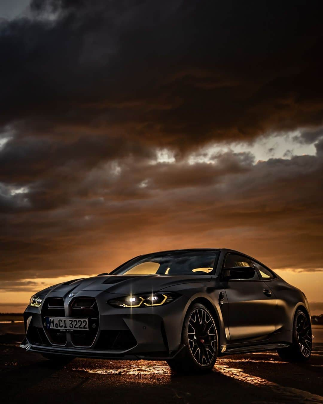 BMWさんのインスタグラム写真 - (BMWInstagram)「Sunsets couldn't be more thrilling. 🌅 The  BMW M4 CSL. #THEM4 #BMWM #M4 #BMW #MPower  __ BMW M4 CSL Coupé: Combined fuel consumption: 10.1–9.9 l/100 km. Combined CO2 emissions: 227–224 g/km. All data according to WLTP.  Further info: www.bmw.com/disclaimer」11月20日 20時45分 - bmw