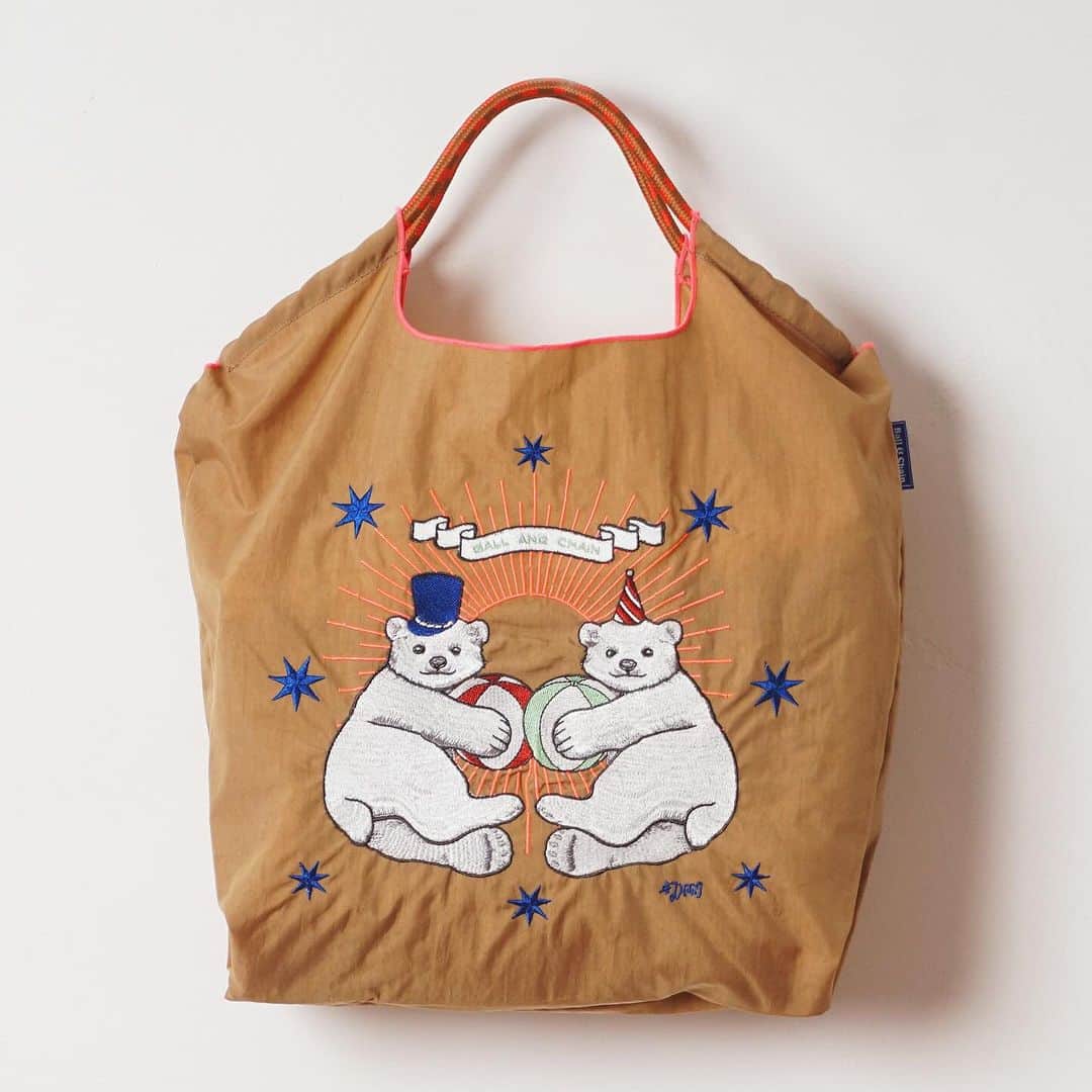D[di:]のインスタグラム：「D[di:]ショップ／ドアーズコパンクラブのレコメンシリーズ🌟  🐻‍❄️ルーちゃんつながりで、ずっとポストの機会を伺っていたw、白クマきょうだいのバッグのご紹介でございます🐻‍❄️　その２  MとLの２サイズ、テラコッタオレンジとブラウンベージュの展開になり、こちらはMサイズになります。  耐久性、撥水性にも優れ、丈夫で汚れにくい✨もし汚れてもそのまま洗濯機で洗えちゃうで人気の　 Ball & Chain／ボールアンドチェーンBlue labelとD[di:]のコラボレーションシリーズ 双子のシロクマのサーカス団の刺繍柄です。  サイズ M : H46cm W最長43cm 最短30cm D9cm  内ポケット×1 （16cm×18cm）収納用ゴム×1  Material : ポリエステル Made in China  【柄について／しろくまツインズ】 2019年に出版した「ルーちゃんとクリスマスツリー」（福音館書店刊）の主人公しろくまのルーちゃんの”イトコの双子”という設定の、かわいらしいベイビー白くまのサーカス団 二頭の愛くるしい可愛さが人気の柄です。 また落ち着いたブラウンベージュとテラコッタオレンジのカラー展開は、これからの季節、アウターとのカラーバランスもバッチリ🌟 男性でも使えるデザインと人気です★  ※ ¥8,800以上のお買い上げで送料無料。当店の他商品との同梱も可能な商品です。  ※ 同梱物がある場合や、商品のパッケージの都合上、厚みが出てしまう場合は、簡易袋から出した状態で梱包させていただくことがあります。  #present #animalillustration #embroidery　#polarbear #bag #ecobag #fashion #doorscopainclub #ballandchain」