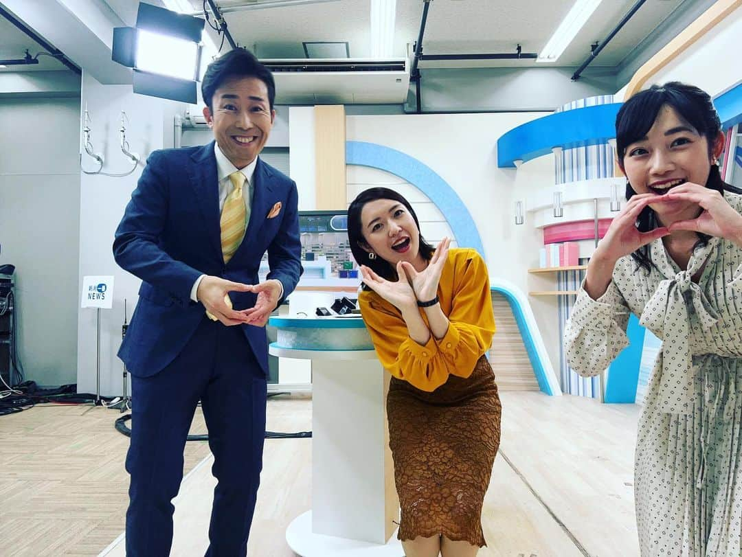 松本亜美さんのインスタグラム写真 - (松本亜美Instagram)「今日も新潟一番をご覧いただきありがとうございました😊 3部終わりのオフショット📸 みかんの収穫のニュースをお伝えした+斎藤キャスターのトップスがオレンジ！ ということで、各々がみかんを食べたりむいたりしております🍊  冬はこたつでみかん🎵 美味しいですよね！ 今週の土曜日は平地でも雪の予報が⛄もうそんな季節なんですね。  ただ明日、明後日は晴れて穏やかな陽気ということで、太陽の温もりを大切に感じましょう☀️  #teny #テレビ新潟  #夕方ワイド新潟一番  #スタジオ #ニュース #天気予報  #みかん #佐渡 #収穫  #冬はみかん #こたつでみかん  #ビタミンカラー  #寒くなりそうですね  #アナウンサー #キャスター  #内田拓志キャスター  #斎藤久美子キャスター  #松本亜美」11月20日 20時38分 - ami_matsumoto_teny