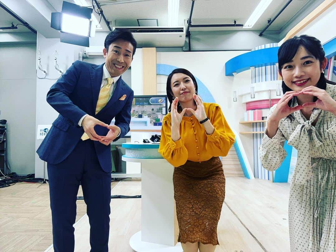 松本亜美さんのインスタグラム写真 - (松本亜美Instagram)「今日も新潟一番をご覧いただきありがとうございました😊 3部終わりのオフショット📸 みかんの収穫のニュースをお伝えした+斎藤キャスターのトップスがオレンジ！ ということで、各々がみかんを食べたりむいたりしております🍊  冬はこたつでみかん🎵 美味しいですよね！ 今週の土曜日は平地でも雪の予報が⛄もうそんな季節なんですね。  ただ明日、明後日は晴れて穏やかな陽気ということで、太陽の温もりを大切に感じましょう☀️  #teny #テレビ新潟  #夕方ワイド新潟一番  #スタジオ #ニュース #天気予報  #みかん #佐渡 #収穫  #冬はみかん #こたつでみかん  #ビタミンカラー  #寒くなりそうですね  #アナウンサー #キャスター  #内田拓志キャスター  #斎藤久美子キャスター  #松本亜美」11月20日 20時38分 - ami_matsumoto_teny