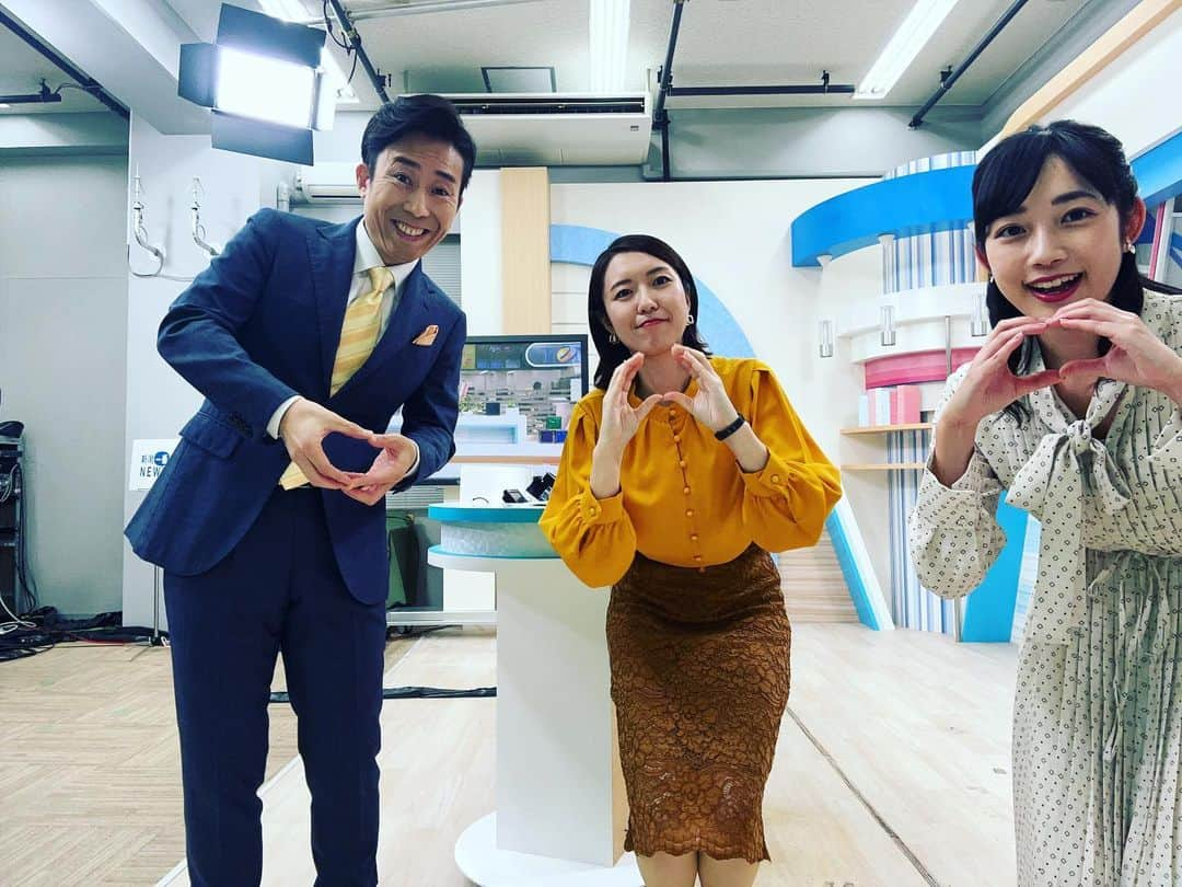 松本亜美さんのインスタグラム写真 - (松本亜美Instagram)「今日も新潟一番をご覧いただきありがとうございました😊 3部終わりのオフショット📸 みかんの収穫のニュースをお伝えした+斎藤キャスターのトップスがオレンジ！ ということで、各々がみかんを食べたりむいたりしております🍊  冬はこたつでみかん🎵 美味しいですよね！ 今週の土曜日は平地でも雪の予報が⛄もうそんな季節なんですね。  ただ明日、明後日は晴れて穏やかな陽気ということで、太陽の温もりを大切に感じましょう☀️  #teny #テレビ新潟  #夕方ワイド新潟一番  #スタジオ #ニュース #天気予報  #みかん #佐渡 #収穫  #冬はみかん #こたつでみかん  #ビタミンカラー  #寒くなりそうですね  #アナウンサー #キャスター  #内田拓志キャスター  #斎藤久美子キャスター  #松本亜美」11月20日 20時38分 - ami_matsumoto_teny