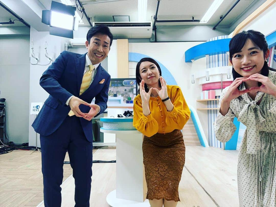 松本亜美さんのインスタグラム写真 - (松本亜美Instagram)「今日も新潟一番をご覧いただきありがとうございました😊 3部終わりのオフショット📸 みかんの収穫のニュースをお伝えした+斎藤キャスターのトップスがオレンジ！ ということで、各々がみかんを食べたりむいたりしております🍊  冬はこたつでみかん🎵 美味しいですよね！ 今週の土曜日は平地でも雪の予報が⛄もうそんな季節なんですね。  ただ明日、明後日は晴れて穏やかな陽気ということで、太陽の温もりを大切に感じましょう☀️  #teny #テレビ新潟  #夕方ワイド新潟一番  #スタジオ #ニュース #天気予報  #みかん #佐渡 #収穫  #冬はみかん #こたつでみかん  #ビタミンカラー  #寒くなりそうですね  #アナウンサー #キャスター  #内田拓志キャスター  #斎藤久美子キャスター  #松本亜美」11月20日 20時38分 - ami_matsumoto_teny