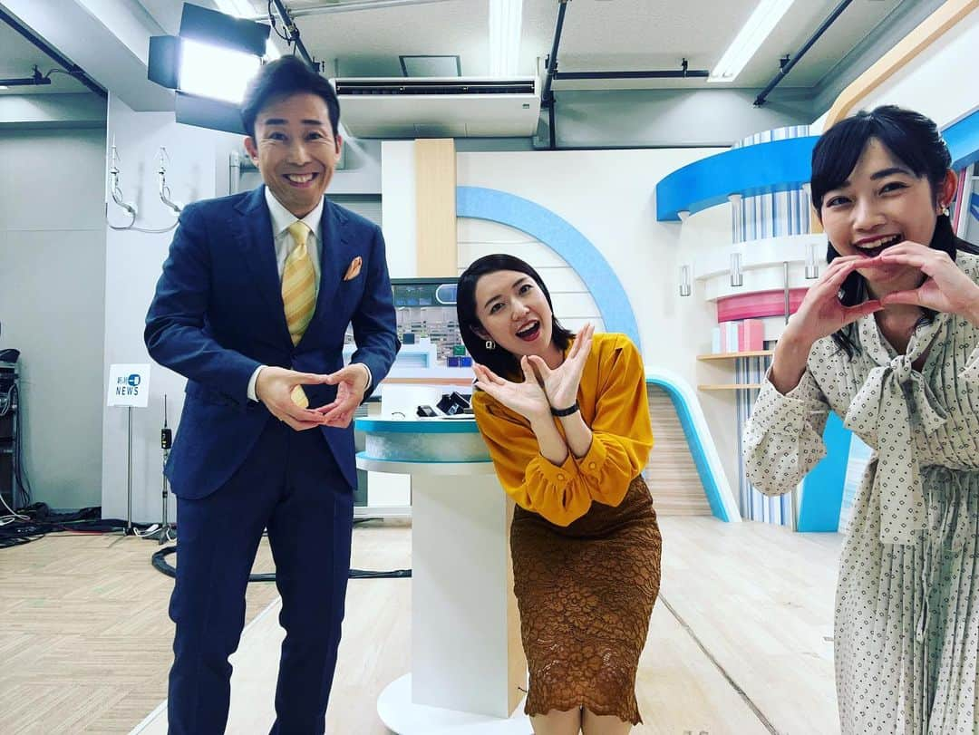 松本亜美さんのインスタグラム写真 - (松本亜美Instagram)「今日も新潟一番をご覧いただきありがとうございました😊 3部終わりのオフショット📸 みかんの収穫のニュースをお伝えした+斎藤キャスターのトップスがオレンジ！ ということで、各々がみかんを食べたりむいたりしております🍊  冬はこたつでみかん🎵 美味しいですよね！ 今週の土曜日は平地でも雪の予報が⛄もうそんな季節なんですね。  ただ明日、明後日は晴れて穏やかな陽気ということで、太陽の温もりを大切に感じましょう☀️  #teny #テレビ新潟  #夕方ワイド新潟一番  #スタジオ #ニュース #天気予報  #みかん #佐渡 #収穫  #冬はみかん #こたつでみかん  #ビタミンカラー  #寒くなりそうですね  #アナウンサー #キャスター  #内田拓志キャスター  #斎藤久美子キャスター  #松本亜美」11月20日 20時38分 - ami_matsumoto_teny