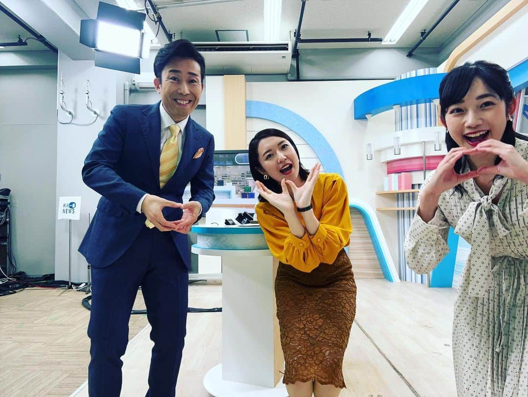 松本亜美さんのインスタグラム写真 - (松本亜美Instagram)「今日も新潟一番をご覧いただきありがとうございました😊 3部終わりのオフショット📸 みかんの収穫のニュースをお伝えした+斎藤キャスターのトップスがオレンジ！ ということで、各々がみかんを食べたりむいたりしております🍊  冬はこたつでみかん🎵 美味しいですよね！ 今週の土曜日は平地でも雪の予報が⛄もうそんな季節なんですね。  ただ明日、明後日は晴れて穏やかな陽気ということで、太陽の温もりを大切に感じましょう☀️  #teny #テレビ新潟  #夕方ワイド新潟一番  #スタジオ #ニュース #天気予報  #みかん #佐渡 #収穫  #冬はみかん #こたつでみかん  #ビタミンカラー  #寒くなりそうですね  #アナウンサー #キャスター  #内田拓志キャスター  #斎藤久美子キャスター  #松本亜美」11月20日 20時38分 - ami_matsumoto_teny