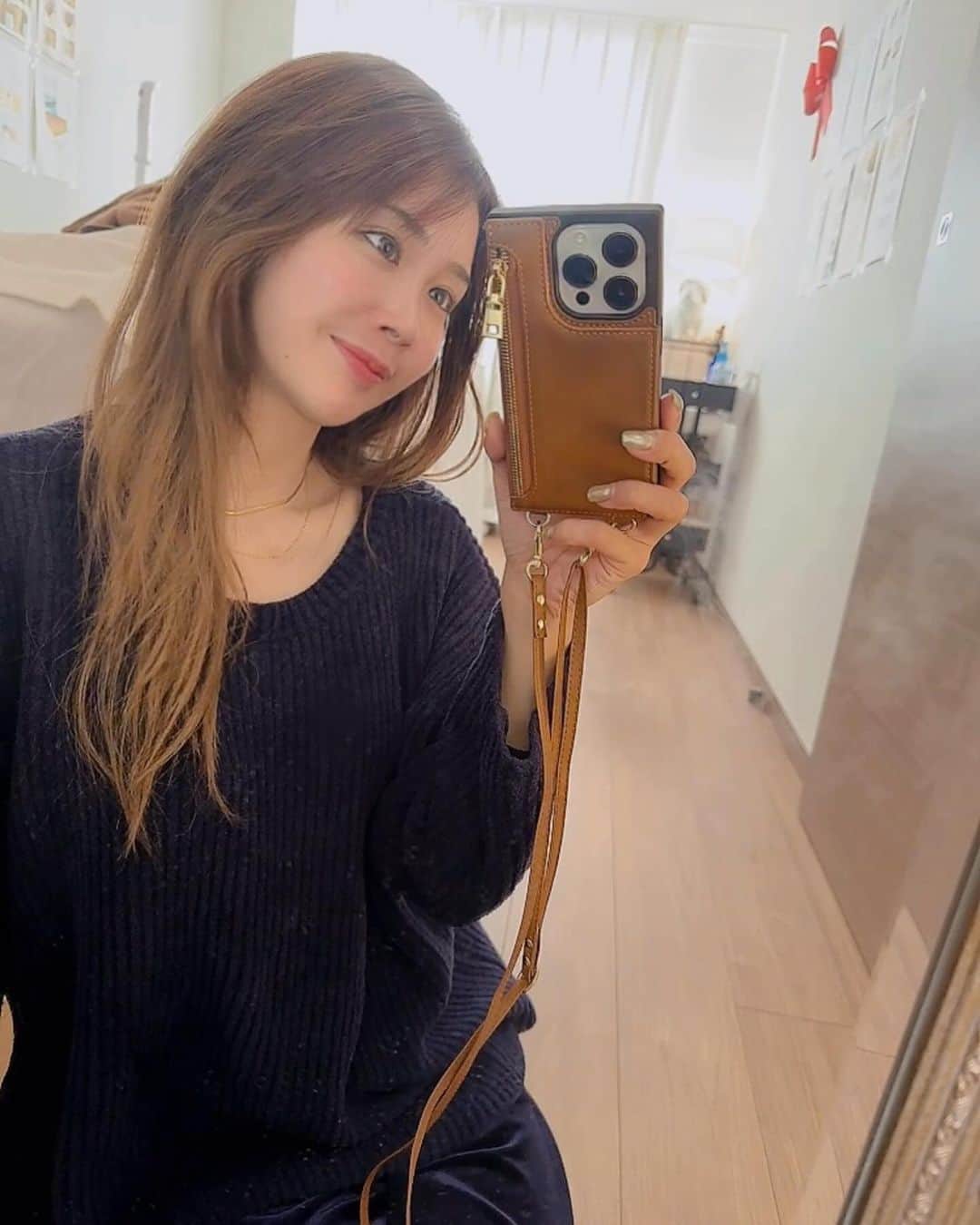 のインスタグラム：「乾燥がひどいよ〜😶‍🌫️ってことでお仕事終わりに @la_cachette.azabu へ駆け込みました🫶🏻 今回のおまかせmenuは、冬季限定クリスティーナハーブピーリング×高濃度ヒト幹細胞エレクトロポレーションのコースだそうです🤍🩵  私お肌強いらしい､､😂酷いことしてる割には対してダメージないって褒めていただきました😂😂 お肌がぎゅって締まった🥚✨ いつもありがとうございますー!お天気が良くて。雲がかかってたけどサロンから富士山見えたぁ🗻いぇい🗻🗻 #ラカシェット麻布十番」