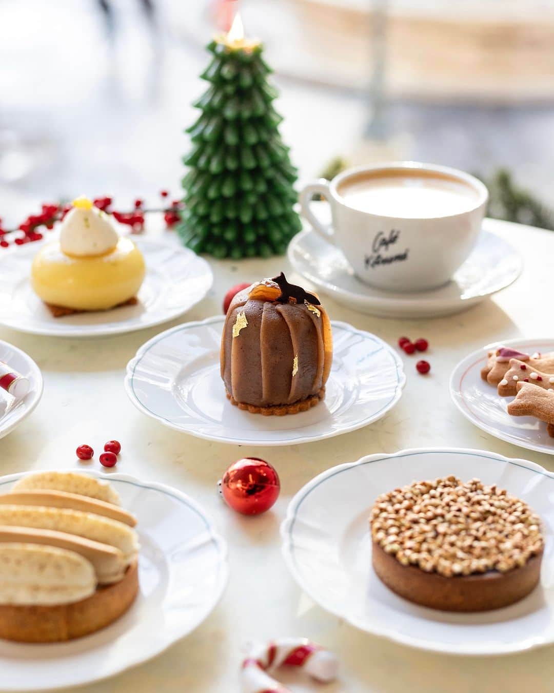 Café Kitsuné Parisのインスタグラム：「Holiday season’s coming🎄 Savor a delightful break through our new seasonal pastries at #CafeKitsuneLouvre, artfully created by @stephanebersia   🌰 ’Bûche Café Kitsuné': Chestnut mousse with cognac 🍌 ’Pineapple and banana entremets’: Banana cream and shortbread, pineapple mousse 🍰 ’Vanilla and muscovado tart’: White chocolate with vanilla cream  🍫 ’Chocolate and buckwheat tart’: Buckwheat sweet pastry, dark chocolate ganache  - 👉 Café Kitsuné Louvre 2 place André Malraux, 75001 Paris Monday-Sunday: 8:00am-6:30pm」