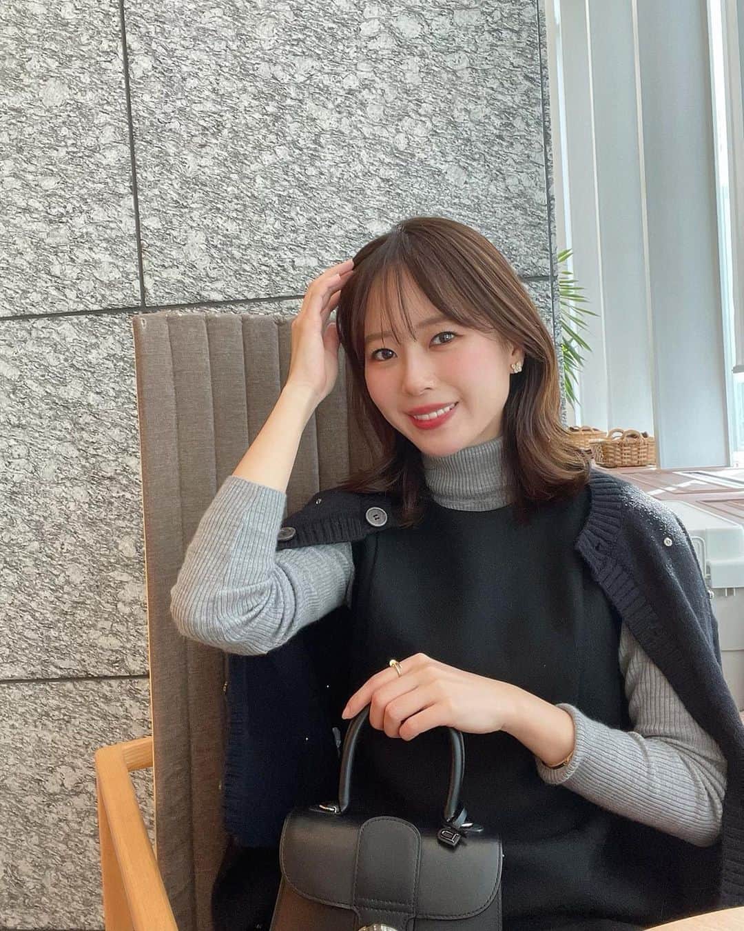 ハンナミのインスタグラム：「☕️🖤  新作ビジューカーディガン肩掛けしても かわいかった〜♡ しかも想像以上に暖かい ˎˊ˗   新作発売は本日12:00〜スタートしてます❄️ ・Bijou cardigan ・butterfly bijou pierce」
