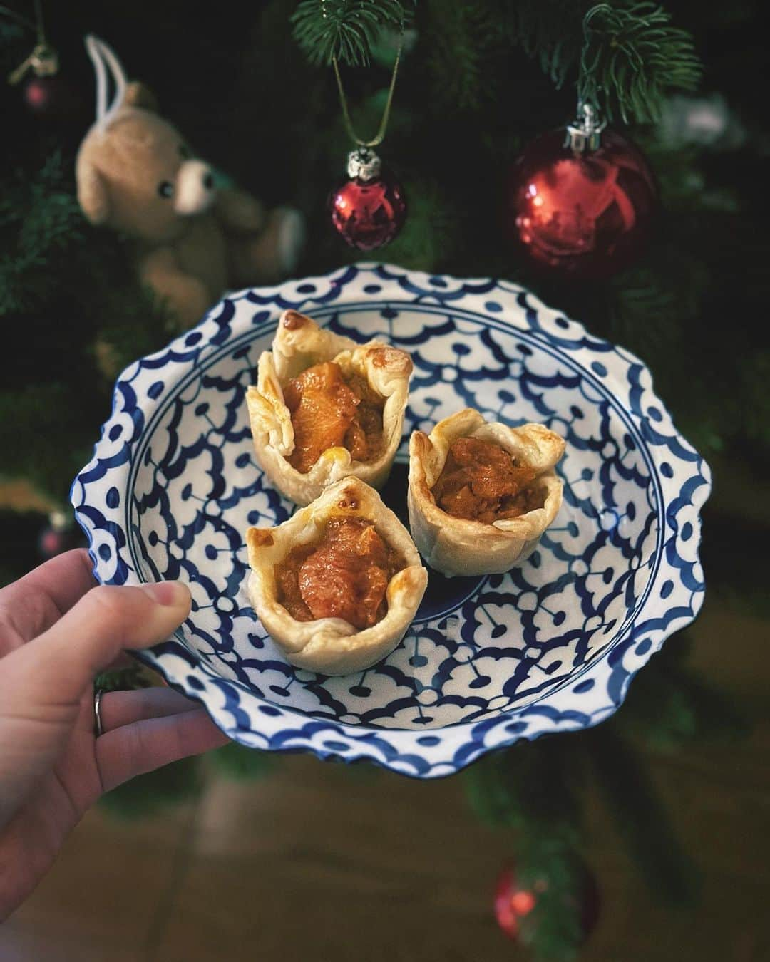 黒澤かなえのインスタグラム：「🎄  ご近所さんや実家から大量の柿をいただいて🧡 冷凍庫にパイシートがあった♪ 煮詰めて夜食に✨  残りはクリームチーズや餡子とパイで包みます🥟  ．  #不恰好なパイ#柿#スイーツ」