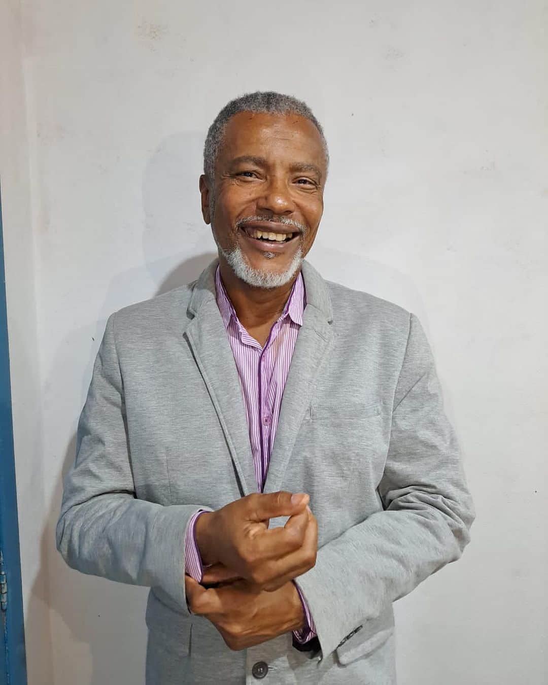 エマニュエラ・デ・パウラのインスタグラム：「Neste 20 de Novembro comemorativo ao Dia da Consciência Negra, compartilho três gerações que não se intimidaram, não se deixaram se levar pelos preconceitos, a época minha mãe Amara Maria que muito sofreu com os apelidos e indiferenças pela sua cor de pele. Quanto a mim todos os lugares de representatividade que assumir, sempre fui questionado pela cor da pele. Emanuela de Paula que ganhou as passarelas do mundo, mas que em vários momentos foi xingada pela cor de sua pele. Resumindo essas três gerações não se deram por vencidos, vencendo os preconceitos, indiferenças e as barreiras que foram colocadas para ofuscar nossas conquistas.  Símbolos de resistência.」