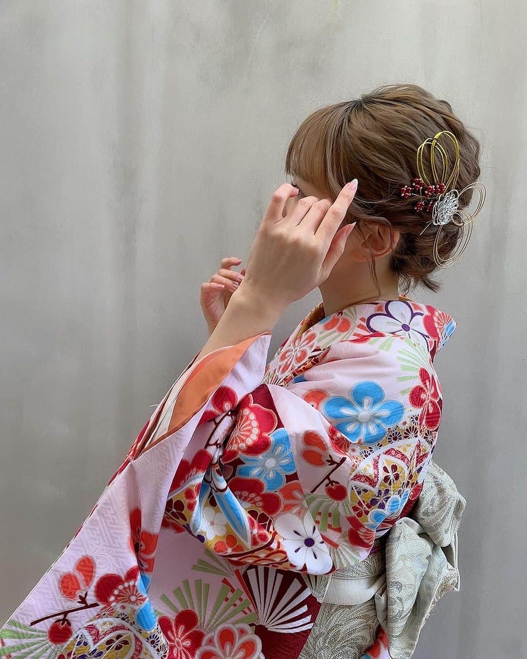 華妃 のインスタグラム：「そういえば、去年のお正月の写真 全然載せてなかった！！  今年も年末年始、 関西に帰ります！2年連続！ 毎年帰ることにした(決意)  また今日も最近思っていることを ツラツラと書いていきます。笑 (毎回長いな、ごめんな😂)  美容サロンを経営している中で サロン勤務経験者の求人面接で 言われるあるあるなんですが、  「コース(回数券)契約が嫌。 もっとお客様に寄り添いたくて、 コース契約がない所で働きたいと思ったのが志望動機です。」  これ、ほぼ100%聞いてます😂  深堀すれば、そのほとんどが、 お客様に寄り添えないコース契約が 嫌なのではなくて、コースの契約がとれなくて 上司にチクチク言われるのが嫌なんですよ。  とりあえず、 コース契約が嫌だった理由を詳しく聞く。 (うちではコース契約や回数券の販売は行っていない)  コース契約ではお客様のお悩みを改善できないのか？ 回数を重ねても効果の出ないような 施術をするお店だったのか？  少なくとも美しくなることはできるはず。  「都度払いがいいお客様もいらっしゃるので」 「コース契約=お客様に寄り添えていないから」  など、 まあ、色んな回答があるんですが、 回答が薄っぺらい〜🥲🥲  コース契約ではなくて都度払いが、お客様のためだと思うのならば 〝お客様のため〟 〝お客様に寄り添って〟 都度払いでお客様が定期的に通ってくだされば 上司から何か言われることは無いのでは？ 上司は別にコースが売れて欲しいわけじゃない。  コースの契約がゴールになってしまっているから コース契約が取れないし、 コース契約を取らないといけないのが嫌という気持ちを コース契約はお客様のためでは無い に、変換して正当化したいのだろ？  そもそもお客様が実際に効果を実感してくださり、 定期的に通うとなった場合、コース(回数券)の方が 割安になるし〝お客様のため〟になる。  まあ、回数券って、お得に見えて 3割の人間は行かないというデータがあって 人間の3割の怠惰から生まれた ガッポリ商売らしいんですけどね😂 (私も契約して消費できてないところ沢山あるヮ😀)  あれも嫌、これも嫌で 売上を立てられていない、ということは 【結局、誰のお悩みも改善できてないやんか‼️😥】 (私の心の声)  〝お客様のために〟 〝お客様に寄り添って〟😂 自分で理想のサロンでも建てはったら ええんとちゃいますか😂  私は、私が自信を持って考えたメニューで ご予約が入ったら(売れたら)最高に嬉しいです！！  このコースを契約すると こんな良いことがある！ まじで契約しないと損！  くらい、 自信を持っておすすめしたい コースではないから、 コース契約を勧めるのが嫌なのか、 コースは素晴らしくても自分に おすすめできるだけの力がないだけなのか、  コース契約の営業が嫌な理由を 自分の実力と話の根っこの部分を理解する ようにしてみてほしい。  コース契約が悪と言いたい(思いたい)人って 多いけれども、 本来正しく使えばいいものなんだよ！！  何よりお得だしね😃  本気でお客様と向き合っている 施術者ってどのくらいいるんだろうね。  今ある選択肢は、今までのあなたの 行動によって生まれたものです〜   #毎回意地の悪いこと書いてごめんなさい。笑」