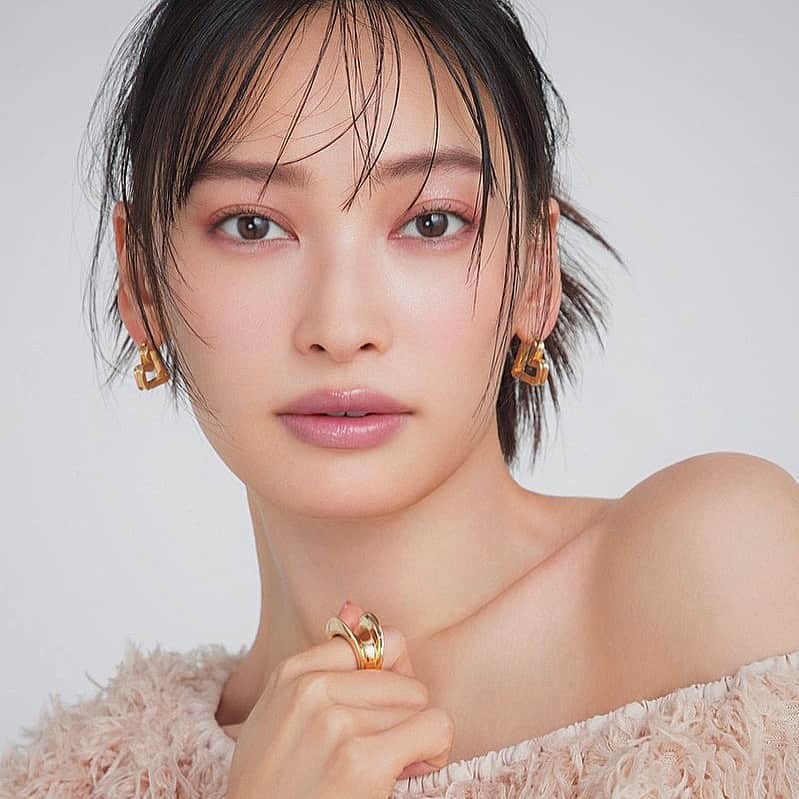 小田切ヒロさんのインスタグラム写真 - (小田切ヒロInstagram)「BAILA Model：aya omasa Photo：Yasuhisa kikuchi Styling：kanako sato Hair&Make&Nail：Hiro odagiri #nous_works」11月20日 20時42分 - hiro.odagiri