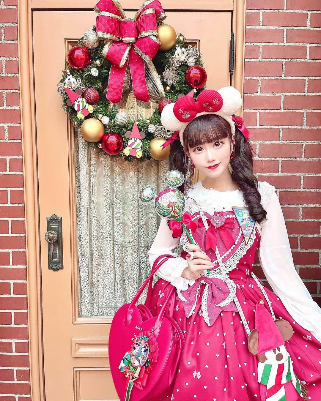 雨宮真梨子さんのインスタグラム写真 - (雨宮真梨子Instagram)「⁡ ⁡ ⁡リルリンリン🎄❤️｡:* ⁡ ディズニークリスマスの好きなフォトスポット❤️  今年も赤いお洋服で行ってきたよ🎅❤️ 無事にガーランドもお迎えできて良かった🎄🌙.* ⁡ ⁡#クリスマスディズニー #ディズニー #ディズニークリスマス #ディズニーランド #ディズニーコーデ #ディズニー写真部 #ディズニーリゾート #disneyphotography #disneyland #tokyodisneyland #tdl #ディズニー好きな人と繋がりたい #tokyodisneyresort #クリスマス #disneygram #disneyphoto #ディズニー好きと繋がりたい #ポートレート #ポートレート撮影 #portrait  #ロリータ #ロリータファッション #ロリィタ #kawaii #kawaiigirl #kawaiifashion #kawaiistyle #kawaiicute #girlyfashion #kawaiidesu」11月20日 20時43分 - mariko_amemiya101