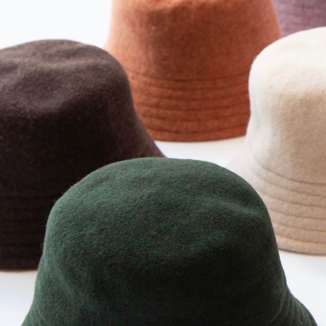 【公式】帽子専門店イチヨンプラス さんのインスタグラム写真 - (【公式】帽子専門店イチヨンプラス Instagram)「14plusjp . つばの角度やこだわりのシルエット。 シンプルなデザインは、どんな服装との相性も間違いなし。 バスク特有の防寒機能とおしゃれ要素を兼ね備えた、万能アイテムです。  そんなバスクシンプルバケハが、今年は新色も登場しました。 ベーシックカラーから、鮮やかな色味が目を引く可愛いカラーまで♪  秋冬のお洒落アイテムに、是非🍂  ▼商品名 #バスクシンプルバケハ ▼商品コード #101979  ¥4200(税込) Color:black,beige,green,green(2),white,charcoal,brown,pink/red,blue,orange,purple  ._______________________________________⠀⠀⠀  商品や色々なシーンに合わせた帽子コーデ、帽子にまつわるHOW TOをお届けしています♪ 最新情報はアカウントをCheck！ 👉@14plusjp . .________________________________________⠀⠀⠀ #イチヨンプラス #帽子 #帽子コーデ #ハット#バケハ#バケハコーデ#秋コーデ#ギフト」11月20日 20時45分 - 14plusjp