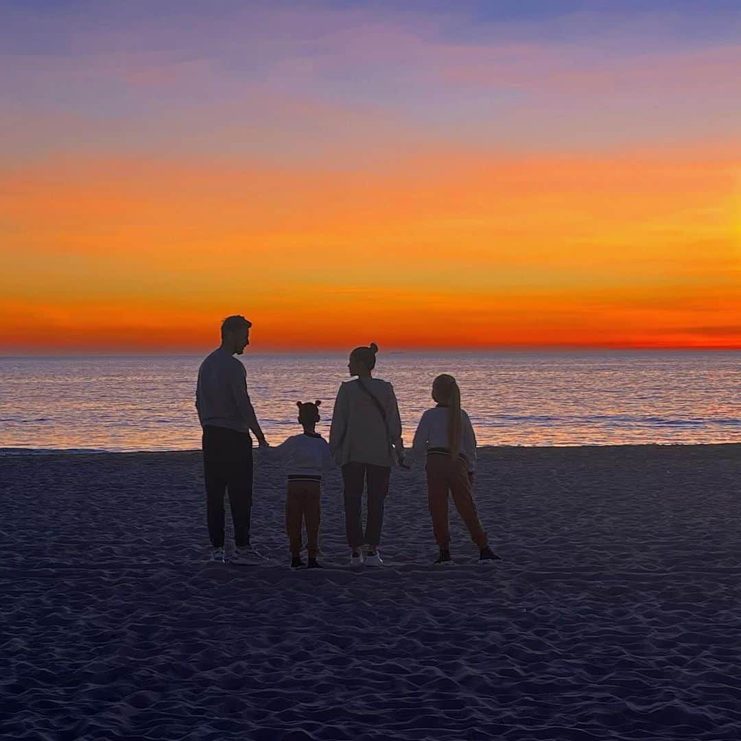 イヴァン・ラキティッチのインスタグラム：「Disfrutando de un precioso atardecer en familia. Momentos como estos son los que hacen que la vida sea especial. 🌅👨‍👩‍👧‍👦 #MomentosFelices #lafamiliaunidajamásserávencida」