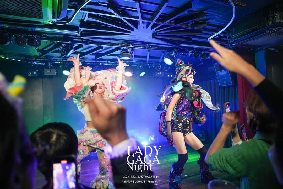 KAWAII MONSTER CAFEさんのインスタグラム写真 - (KAWAII MONSTER CAFEInstagram)「🩷LADY GAGA Night🩷　@ladygaga  ARTPOP 10th ANNIVERSARY🏹🧬✨ 2023.11.12 (SUN) 📍 @aisotope_lounge   THANK YOU SO MUCH👽🌈💫  @monsterx_kawaii からMELTYのシエルとJELLYのモアンが出演させて頂きました🫶🏼 この日だけの為に 🎵swine でパフォーマンスさせて頂きました🪽  私たちKMCのコンテンツディレクターの @harris_ipride がオーガナイザーのこのイベントは今年もとても熱くて最高でした！！！❤️‍🔥❤️‍🔥  ありがとう🩷❤️🧡💛💚💙  #ladygaga #ladygaganight #gaganight #レディーガガナイト　#ガガナイト #monsterx #shinjuku #新宿二丁目 #aisotopelounge」11月20日 20時47分 - kawaiimonstercafe