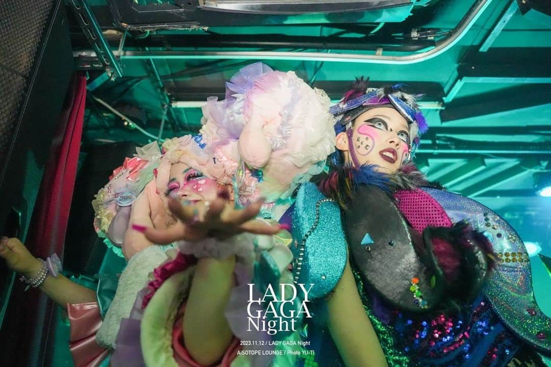 KAWAII MONSTER CAFEのインスタグラム：「🩷LADY GAGA Night🩷　@ladygaga  ARTPOP 10th ANNIVERSARY🏹🧬✨ 2023.11.12 (SUN) 📍 @aisotope_lounge   THANK YOU SO MUCH👽🌈💫  @monsterx_kawaii からMELTYのシエルとJELLYのモアンが出演させて頂きました🫶🏼 この日だけの為に 🎵swine でパフォーマンスさせて頂きました🪽  私たちKMCのコンテンツディレクターの @harris_ipride がオーガナイザーのこのイベントは今年もとても熱くて最高でした！！！❤️‍🔥❤️‍🔥  ありがとう🩷❤️🧡💛💚💙  #ladygaga #ladygaganight #gaganight #レディーガガナイト　#ガガナイト #monsterx #shinjuku #新宿二丁目 #aisotopelounge」