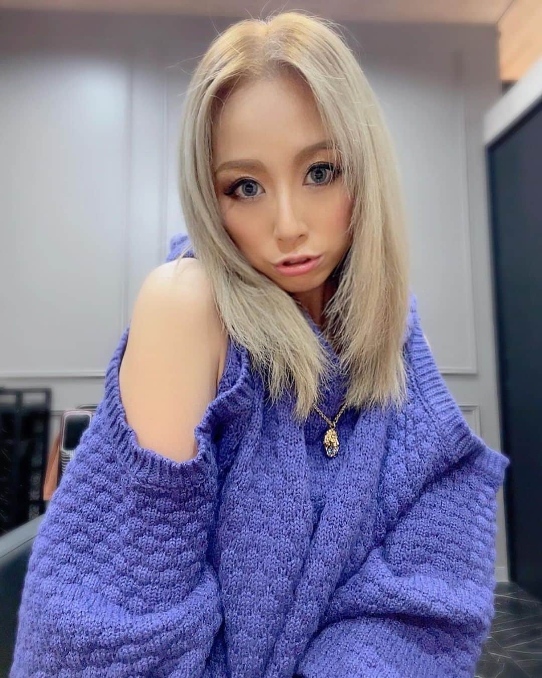 北川エリカのインスタグラム：「美容室でカラートリートメント、右サイド刈り上げしてきたよ💇‍♀️💕 いつも通りのブリーチなしでグレーっぽいカラー🖤⋆͛*͛ いつもあんま見せてないけど、右の刈り上げはずっとしてまーす！ 3mm✂️  伸ばし中なので、髪は切ってませーん！」
