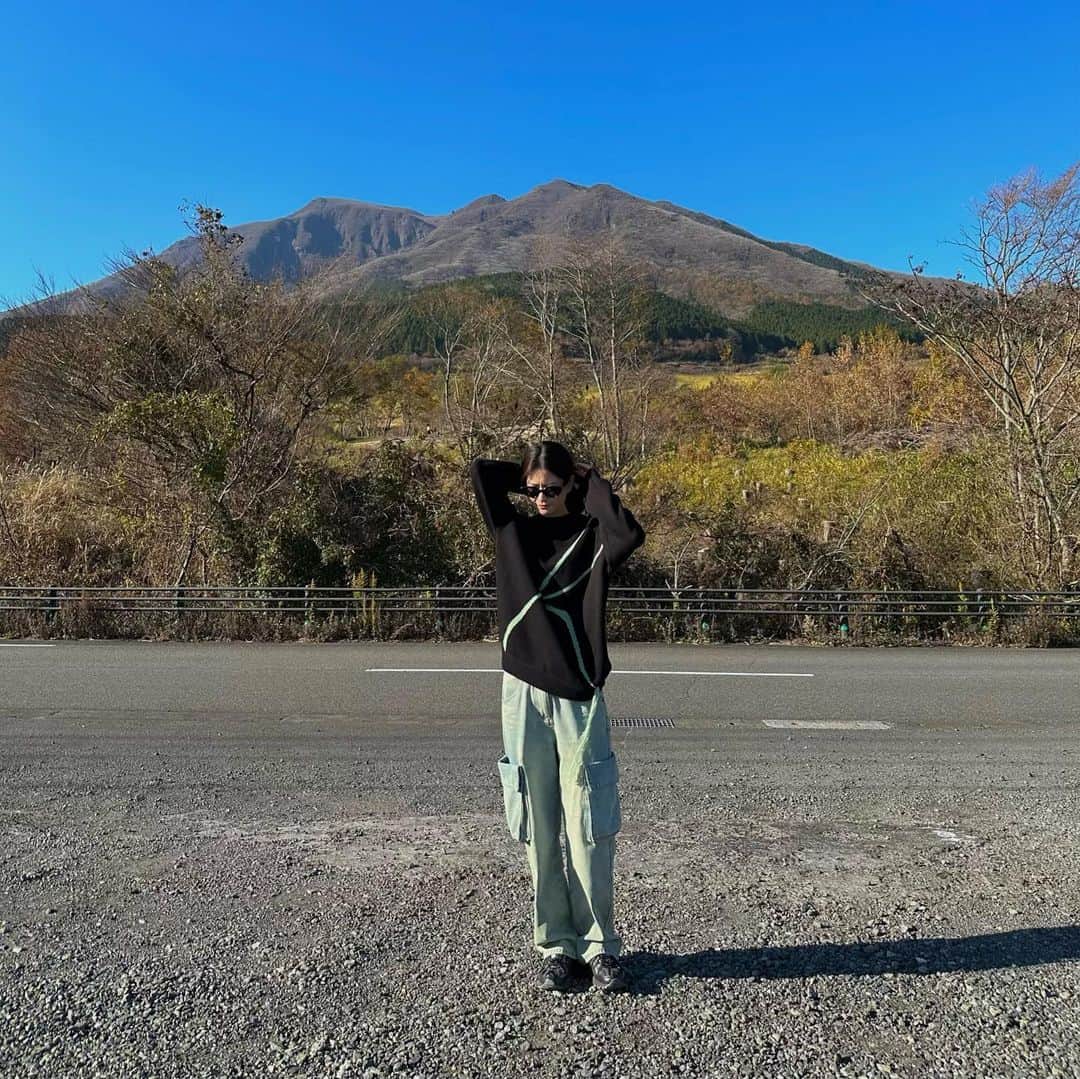 横田ひかるのインスタグラム：「天気も良くて冬に近づく空気が最高です!⛰️☀︎  ニット1枚でも過ごしやすかった~ top @keeepy_official」