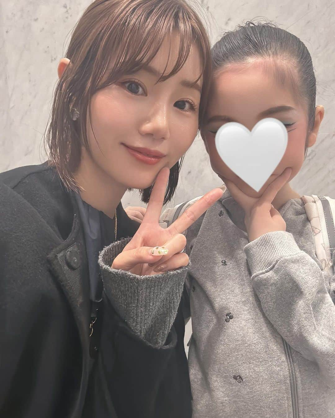 ほしのこさんのインスタグラム写真 - (ほしのこInstagram)「初めてのバレエの発表会🩰  私も初めてで ちゃんとサポートできるのかと 不安も大きく、そして楽しみにしてた日  もう、母感激。感極まる。刺激をもらった1日。  一度バレエをやろうと思ったことがあり 全て揃えて通わせたんだけど やりたくないとのことで その時は無理にさせなくてもと思って 一度は諦めたバレエ  数年おやすみして  受験を終えたタイミングでまたバレエをやってみないかとパパの後押しがあり 再開。そこから約1年が経ったかな。  それでも厳しいからやりたくないとかなんとか 嘆くときもあったけど  なになに。堂々と凛とした表情で 綺麗な輝く笑顔で踊りきったじゃないの！  と  ほんとに感動した🥹  バレエの前日も不安げで 当日楽屋入りするときも自信なさげに緊張するって言ってたのに  ステージリハーサルの前から 態度がうって変わって  『もう緊張しない あとは踊るだけだから ちゃんと見てて！』と…  あれ？さっきまでのうーちゃんと変わった とびっくりしながらも  『そうそう！その調子！うーたんが魅せたいうーたんで披露して、楽しんできてね』 と伝えて楽屋をあとにして会場の客席へ  リハーサルの時に注意されたこともしっかりと意識して なによりもリハーサルよりも！ 今まで見たことないくらいの笑顔で自信に満ち溢れた踊りを見せてくれました✨  逞しすぎる  こうやって子供は成長して強くなっていくんだね  私も負けてられない 挫けてもうーたんのように頑張るぞ って心底思えた1日でした。  最後のうーたんの背中 逞しく 堂々してませんか？笑  #親日記」11月20日 20時50分 - hoshinoko728