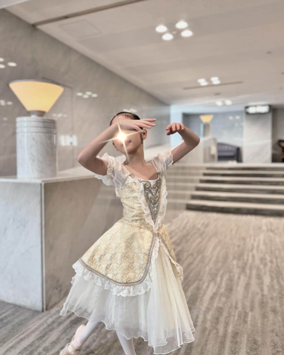 ほしのこのインスタグラム：「初めてのバレエの発表会🩰  私も初めてで ちゃんとサポートできるのかと 不安も大きく、そして楽しみにしてた日  もう、母感激。感極まる。刺激をもらった1日。  一度バレエをやろうと思ったことがあり 全て揃えて通わせたんだけど やりたくないとのことで その時は無理にさせなくてもと思って 一度は諦めたバレエ  数年おやすみして  受験を終えたタイミングでまたバレエをやってみないかとパパの後押しがあり 再開。そこから約1年が経ったかな。  それでも厳しいからやりたくないとかなんとか 嘆くときもあったけど  なになに。堂々と凛とした表情で 綺麗な輝く笑顔で踊りきったじゃないの！  と  ほんとに感動した🥹  バレエの前日も不安げで 当日楽屋入りするときも自信なさげに緊張するって言ってたのに  ステージリハーサルの前から 態度がうって変わって  『もう緊張しない あとは踊るだけだから ちゃんと見てて！』と…  あれ？さっきまでのうーちゃんと変わった とびっくりしながらも  『そうそう！その調子！うーたんが魅せたいうーたんで披露して、楽しんできてね』 と伝えて楽屋をあとにして会場の客席へ  リハーサルの時に注意されたこともしっかりと意識して なによりもリハーサルよりも！ 今まで見たことないくらいの笑顔で自信に満ち溢れた踊りを見せてくれました✨  逞しすぎる  こうやって子供は成長して強くなっていくんだね  私も負けてられない 挫けてもうーたんのように頑張るぞ って心底思えた1日でした。  最後のうーたんの背中 逞しく 堂々してませんか？笑  #親日記」