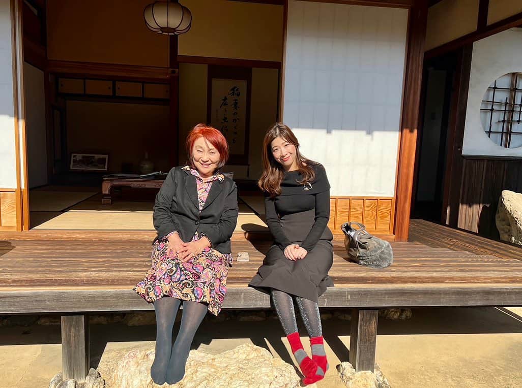 半井小絵のインスタグラム：「飛行機の時間まで高知観光へ  まずは寺田寅彦邸。  縁側で日向ぼっこをしたり、寺田寅彦全集を読んだり、幸せな時間でした。  物理学者でありながら、随筆家でもあるという天才。偶然見つけた全集13巻の随筆『三毛の墓』が気になり、読んでみると寺田先生の飼っておられたミケ猫のこと。高円寺の気象神社とのミケ猫のミケさんと何か不思議な繋がりがありそうな気がして。気象神社の宮司さんに今度お伝えしてみます。」