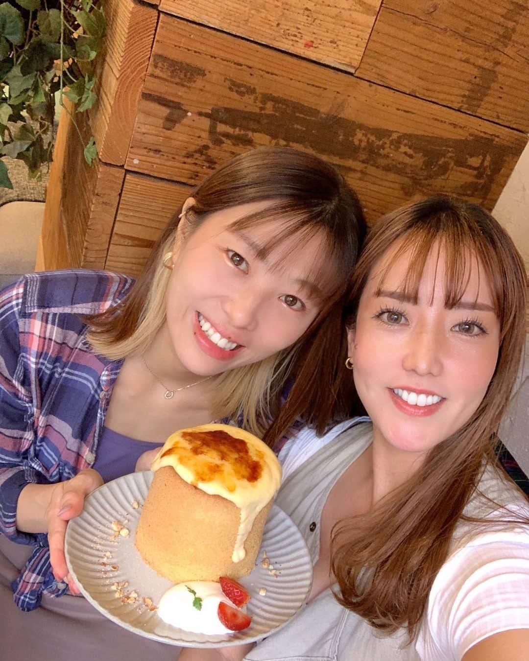 MariIryuさんのインスタグラム写真 - (MariIryuInstagram)「エミリーとお一人様シフォンケーキ🍰 ホールケーキ独り占め気分が味わえるかも🤭  メモ_✍️ ✴︎カフェメニューは14時以降の提供  ☕️ breath cafe @breathcafeofficial  📍 東京都新宿区新宿3丁目9-4 増蔵ビル3階 🕔 12:00 - 22:00  🚃 新宿三丁目駅Ｃ６出口から 21m   #新宿三丁目 #新宿カフェ #新宿三丁目カフェ #新宿グルメ #シフォンケーキ #東京カフェ #東京カフェ巡り #東京グルメ #コーヒー #隠れ家カフェ #tokyo #tokyocafe」11月20日 20時51分 - marty2367