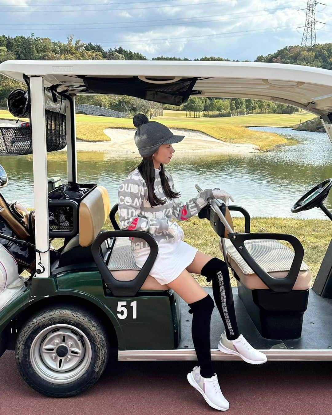 宮所舞のインスタグラム：「. 年末に打ちっぱ行って ハマって念願のコースデビュー⛳️🍂  思い通りに打てなくて途中🫠って なったけど楽しかった〜。#ゴルフ」