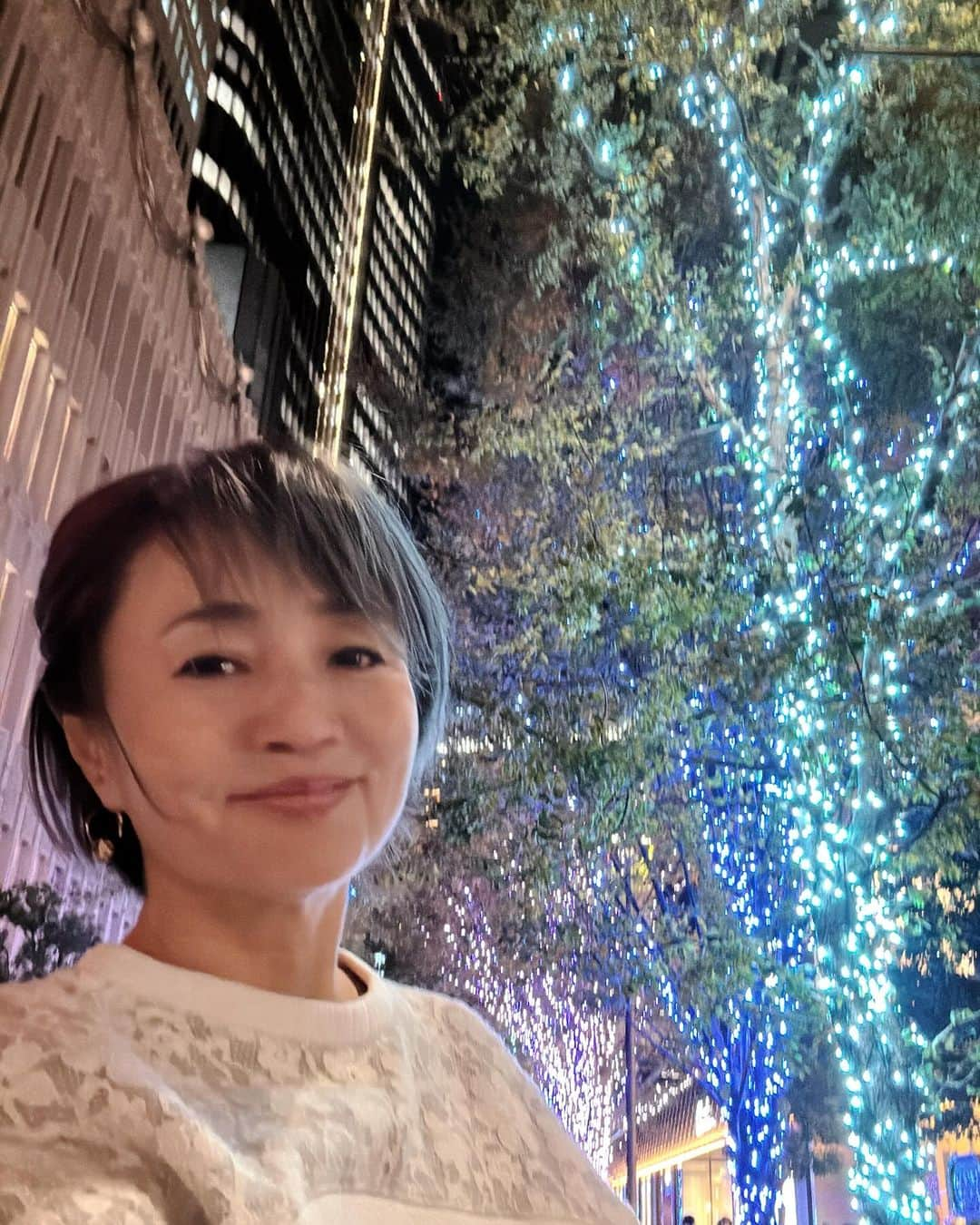 橋本志穂のインスタグラム：「夫が会食ー。 銀座まで送った帰り イルミネーションが❣️ もうクリスマス🎄だね〜🥰 あれ、ここは最近よくテレビのリポーターが立ってる場所。。 そう、東京の宝塚の聖地前でした。 すっごく綺麗😍  色が変わるのでずっと観ていたかったけど、、、寒い💦 昼間はあんなに暖かかったのにねー。冬将軍がくるぞー  向かいの帝国ホテルも 可愛いツリーがありました。  帝国ホテルのロビーも 来年の真っ赤薔薇の飾りがあるのかなー？ と覗いて帰りたかったけど、普段着のままだったことに気付き、 やめました。 きっとまた、ここにくる機会あるよね〜❣️  旦那の会食は 軍団さんの関係らしくー。 枝豆さん、江口ともみちゃんも一緒らしい。  さっき私、あったばかりだわ。 なんか、夫婦揃って 社長夫婦と縁がある一日だなぁ〜😉  #イルミネーション #クリスマス #冬将軍  #宝塚」