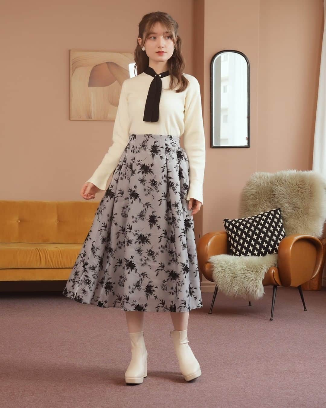 ASTORIA ODIERさんのインスタグラム写真 - (ASTORIA ODIERInstagram)「◼︎花フロッキーフレアスカート 　lightgray / ivory 　￥7,590  Classicalな装いで愛らしく  クラシカルさを彷彿させる上品見えするフレアスカート。 ブラックでシックにまとめた花柄にはフロッキー素材をあしらい、表面変化のある一枚に書上げました。  ほんのりと透け感のあるオーガンジーのような滑らかな素材を使用することで、光沢をプラスし抜け感のある女性らしい印象に。 ウエストはヨーク切替を無くし、タックを施すことによりウエスト周りがすっきり見えするように仕上げました。  ふんわりと上品な広がりを演出するフレアラインは愛らしく、デートやお出掛けなど特別な日にもおすすめです。  #astoriaodier #アストリアオディール #花柄スカート #花柄スカートコーデ #フレアスカート #フレアスカートコーデ #ショートブーツコーデ #お仕事コーデ #清楚コーデ #キレイめコーデ #大人フェミニン #大人フェミニンコーデ #冬コーデ #通勤コーデ #仕事服 #オフィスカジュアルコーデ #デートコーデ #通学コーデ #お仕事コーデ」11月20日 20時52分 - astoriaodier