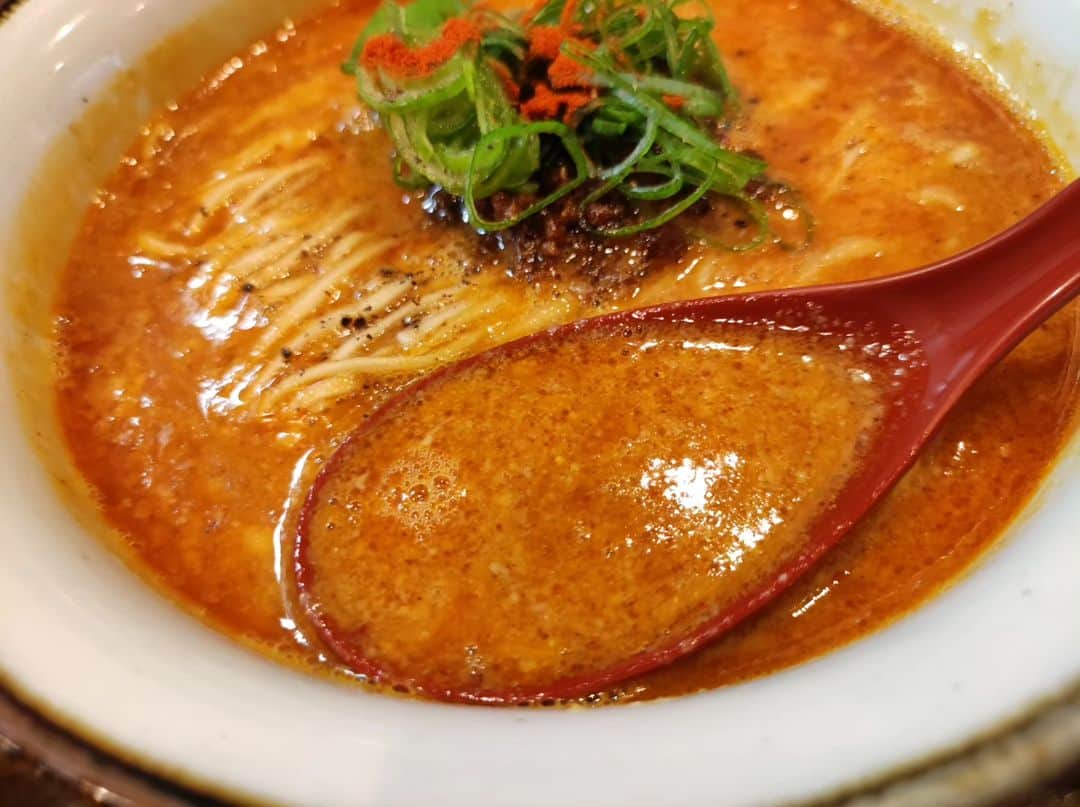 つけMen野郎さんのインスタグラム写真 - (つけMen野郎Instagram)「担々麺+小ライス Yagu-noodle 冬っぽくなり、yaguの担々麺も始まったかなと行ってみる。相変わらずワンオペで大変そう。担々麺と言ったらライスでしょう。さて、その担々麺は見た目スタイリッシュでうまさもスタイリッシュ。表層に担々の濃厚な味の層があり、ベースは鶏醤油なスープかな。痺辛も優しくこれは食べやすくてウケる仕上がり。麺はパツではなく、ややムチっとした食感だがこれはこれで良い。ライスも捗ってうまかった。」11月20日 20時52分 - bokurarri