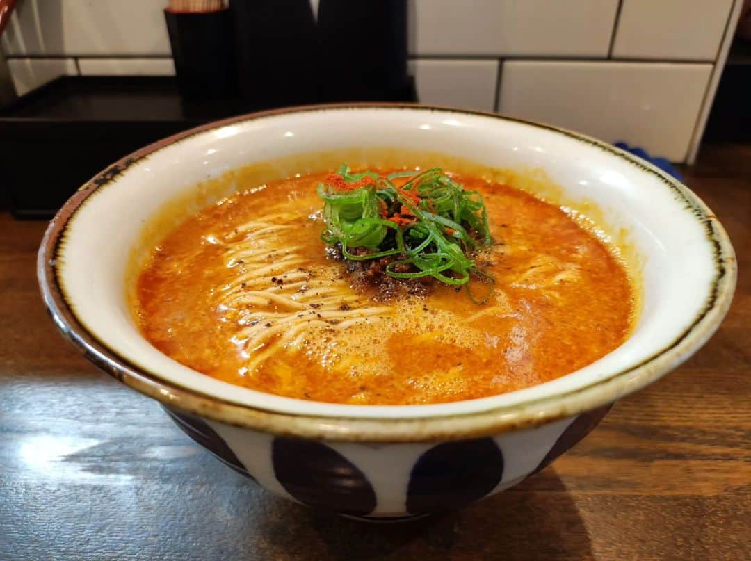 つけMen野郎のインスタグラム：「担々麺+小ライス Yagu-noodle 冬っぽくなり、yaguの担々麺も始まったかなと行ってみる。相変わらずワンオペで大変そう。担々麺と言ったらライスでしょう。さて、その担々麺は見た目スタイリッシュでうまさもスタイリッシュ。表層に担々の濃厚な味の層があり、ベースは鶏醤油なスープかな。痺辛も優しくこれは食べやすくてウケる仕上がり。麺はパツではなく、ややムチっとした食感だがこれはこれで良い。ライスも捗ってうまかった。」