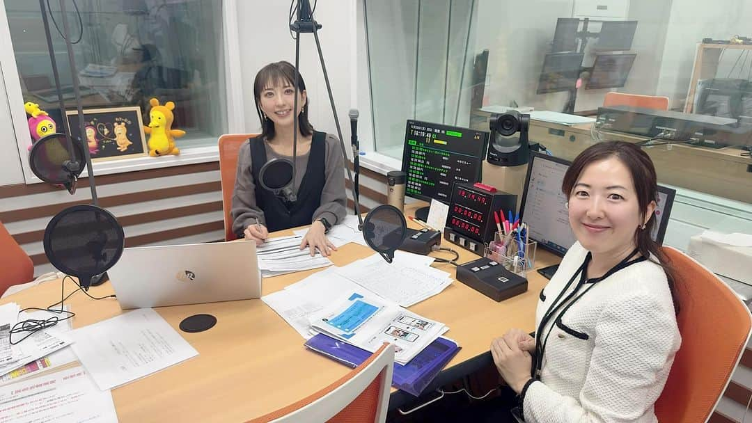 前田真里のインスタグラム：「今日聴いてくださった方々 ありがとうございました🤗  県外のかたもradikoでも聴いていただけます🎧  → https://www.nbc-radio.jp/radio/request/  #オノウエベース 📻 #radio #radiko #nbcrd #島原鉄道 #大学生 #明大 #長崎県 連携事業 #観光促進プログラム 生リポート🫶のあとは、  宏美さんセレクトの #島鉄 #古部駅 で撮影のCMで流れている曲 #LADY 08 #米津玄師 さん🎤　 流してくださいました🙌✨うれしい！♫♫感謝♫   ３年生の鈴木さん、江口さん 貴重なコメントを本当に ありがとうございました❣️🎤❣️  *スタジオから一緒にお送りした  番組「ONOUE BASE」パーソナリティ佐々野宏美さん と一緒に📸✌️」