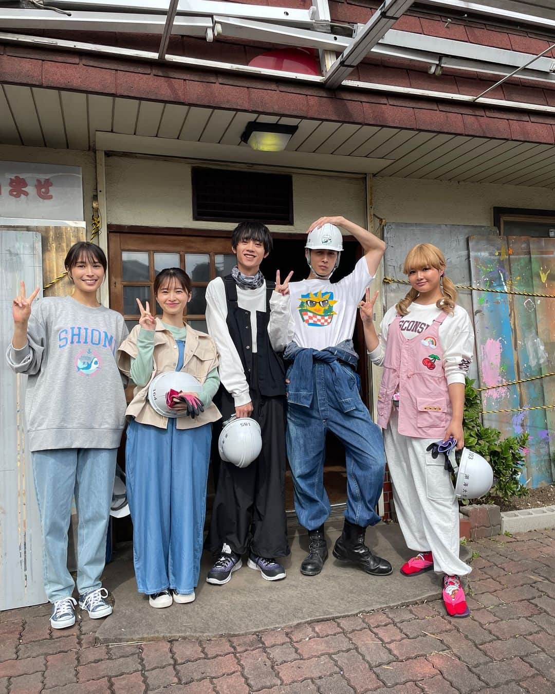 マイ・セカンド・アオハルさんのインスタグラム写真 - (マイ・セカンド・アオハルInstagram)「☁️🩵🌸  ❤︎･････････････････････････❤︎  第6話11月21日火曜よる10時  『マイ・セカンド・アオハル』  ❤︎･････････････････････････❤︎  第5話はリノベのオフショットが 盛りだくさん✨  リノベする前に記念に撮影📸 佐弥姉の意見を取り入れて、 皆んなで協力したリノベシーン、 もう一度ご覧になりたい方は TVerをチェック！！🩵  無料見逃し配信は明日までです！！  作業着もそれぞれ個性が出ている ファミリ家メンバー🌸 衣装にも是非注目してご覧ください！  #マイハル  #広瀬アリス #飯沼愛 #水沢林太郎 #箭内夢菜 #濱尾ノリタカ」11月20日 21時03分 - myharu_tbs