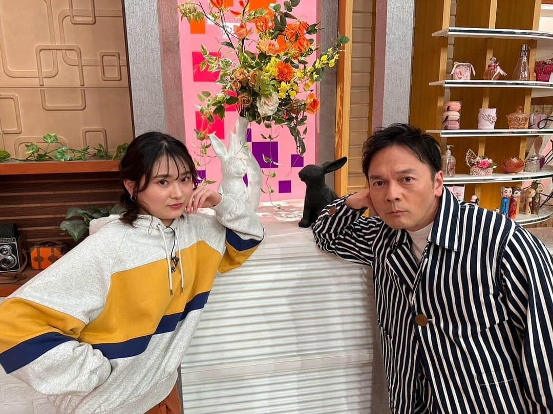 外賀幸一さんのインスタグラム写真 - (外賀幸一Instagram)「＂𝐋𝐞𝐞＂  きょうの『OH!バンデス』でお借りした衣装は エスパル東館にある「Lee」でした！  オーバーオール＆カバーオールのコンビ最高でした♬ ともに大きめのボタンが特徴的でした♪ ありがとうございました！  オンエア後にトッキーと撮影大会（笑） トッキーのパーカーもLeeですね！  #lee  #スタジオ衣装  #衣装協力  #常磐みのり  #ohバンデス」11月20日 21時03分 - 51geka51