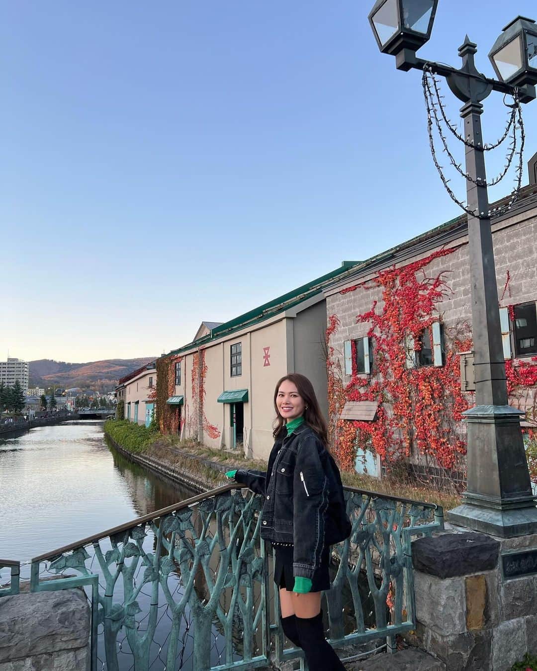 松井由貴美さんのインスタグラム写真 - (松井由貴美Instagram)「*  こちらはヴェネツィア風の 小樽運河⚓️ .  西洋風の建物が多くて 神戸や横浜みたいな雰囲気で 賑わってた✨ .  紅葉に映えてクリスマスカラーになった グリーンのシースルートップスは 大好きな @cielair 🎄 たくさん着回せて優秀⭐️  .  #北海道 #小樽運河 #⚓️」11月20日 21時03分 - yukimi_1122