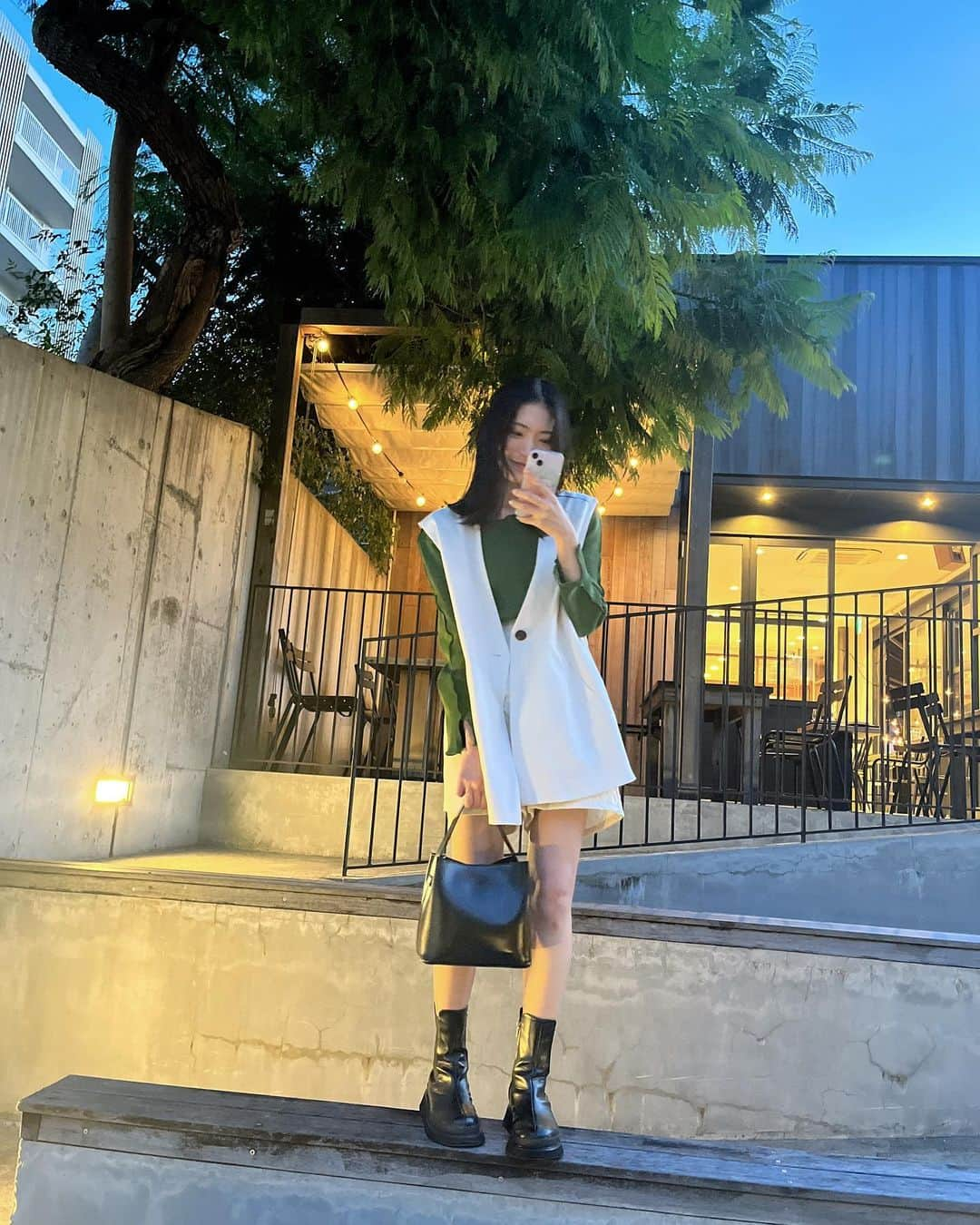 小林亜実のインスタグラム：「. もう冬になっちゃったけど、秋の服🌬️ 最近みどりが好きみたい🌳 . 1枚目はこの写真を撮ってくれた @ckishn  が必死だったから可愛くて、それを撮ってます（笑） . . . .」