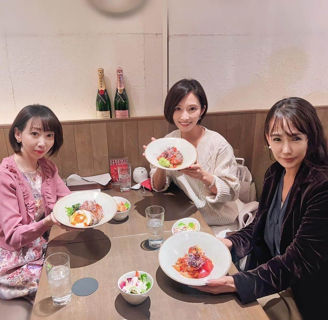 亀井京子（林京子）さんのインスタグラム写真 - (亀井京子（林京子）Instagram)「先日の　#インナービューティー　の収録でご一緒させていただいた #真弓絵里子　先生と  そんな収録のご縁を繋いでくれた友人　@anais_s68  と！  @stringsomotesandoh  でランチ。  ビーガンやらタンパク質強化メニューやら　オシャレなのにビューティー仕様なメニューがありがたい🫶  わたしも友人も外から刺激を与える美容より（興味は津々🤣） ハーブや腸活やらと食べ物からカラダを整える美容派なため  先生に 根掘り葉掘り伺う会に🤣  かれこれゆるーくグルテンフリーを一年やってますが  腸活って体にもメンタルにも効果がでてきて、、  100歳時代を健康に生きることができるよう　ますますインナーを頑張ろうと決意を固めた一日でした🤣  #腸活#グルテンフリー#インナービューティー」11月20日 20時56分 - kyokokameiofficial