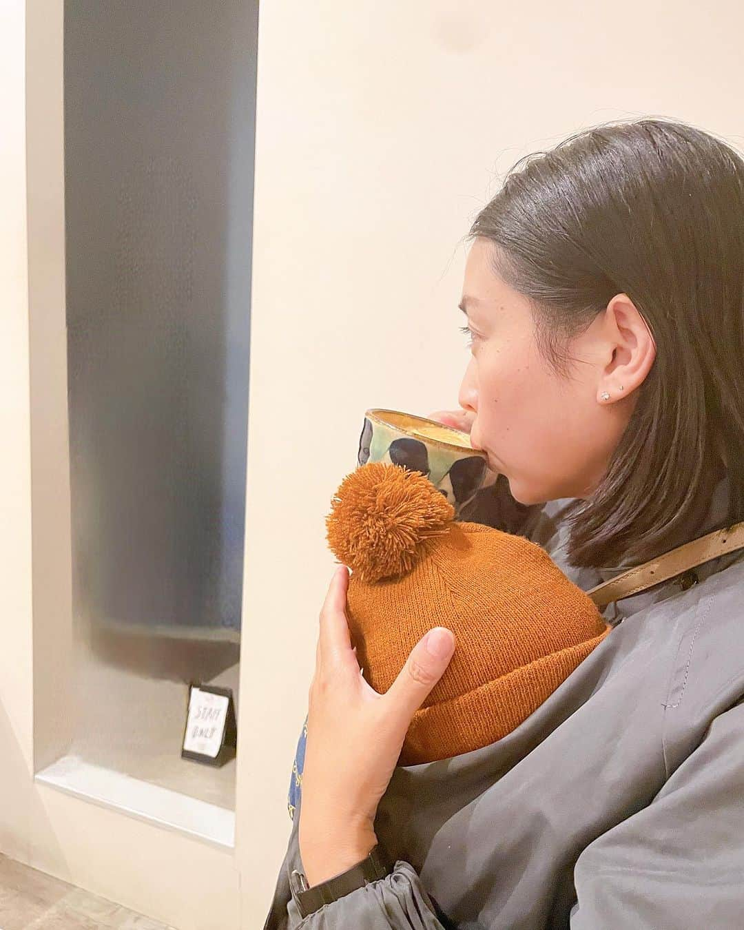 美甘子さんのインスタグラム写真 - (美甘子Instagram)「先週末は家族で二子玉川へ。二子玉川は子連れに優しいので、気兼ねなく楽しめます。ゆうピーはるピーはスタジャンと赤チェックのズボンにニット帽で寒さ対策。  100本のスプーンでは離乳食を無償提供してくれるので、ゆうピーはるピーと一緒に食事ができて嬉しかった☺️ 2人ともモリモリ食べて完食☺️  ボーネルンドでクリスマスプレゼントの下見と、2人が今遊べるオモチャをパパが買ってくれました☺️  帰る頃にはクリスマスツリーがライトアップ。  少し歩いて、カフェlet it beであったかい飲み物飲んで帰りました☺️居心地良くてホッ🥰素敵なご夫婦が営んでいます。  #ゆうピーはるピー  #双子 #双子ママ #双子のいる生活 #twinsbaby  #二子玉川 #二子玉川カフェ  #100本のスプーン」11月20日 20時56分 - rekish_mikako